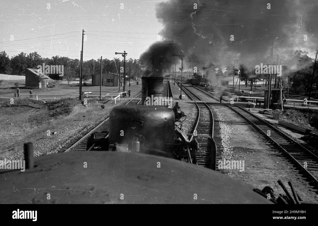 T³uszcz, 1948-10-06. Stacja kolejowa, oddanie do u¿ytku drugiego toru linii podmiejskiej Warszawa Wileñska-T³uszcz. Trzeba by³o po³o¿yæ 35 km toru i jednoczeœnie obudowaæ trzy betonowe przepusty i trzy mosty. wedok na torowisko, nowy tor pozwoli pokonaæ trasê do Warszawy w 50 minut. mw PAP Tluszcz, 6 ottobre 1948. La cerimonia presso la stazione ferroviaria, l'inaugurazione della seconda pista della Warszawa Wilenska-Tluszcz commuter's line. L'investimento richiedeva una nuova pista da 35 kilomter, tre fognoli in cemento e tre ponti. Sono in corso lavori di finitura della costruzione di calcestruzzo. Pictur Foto Stock