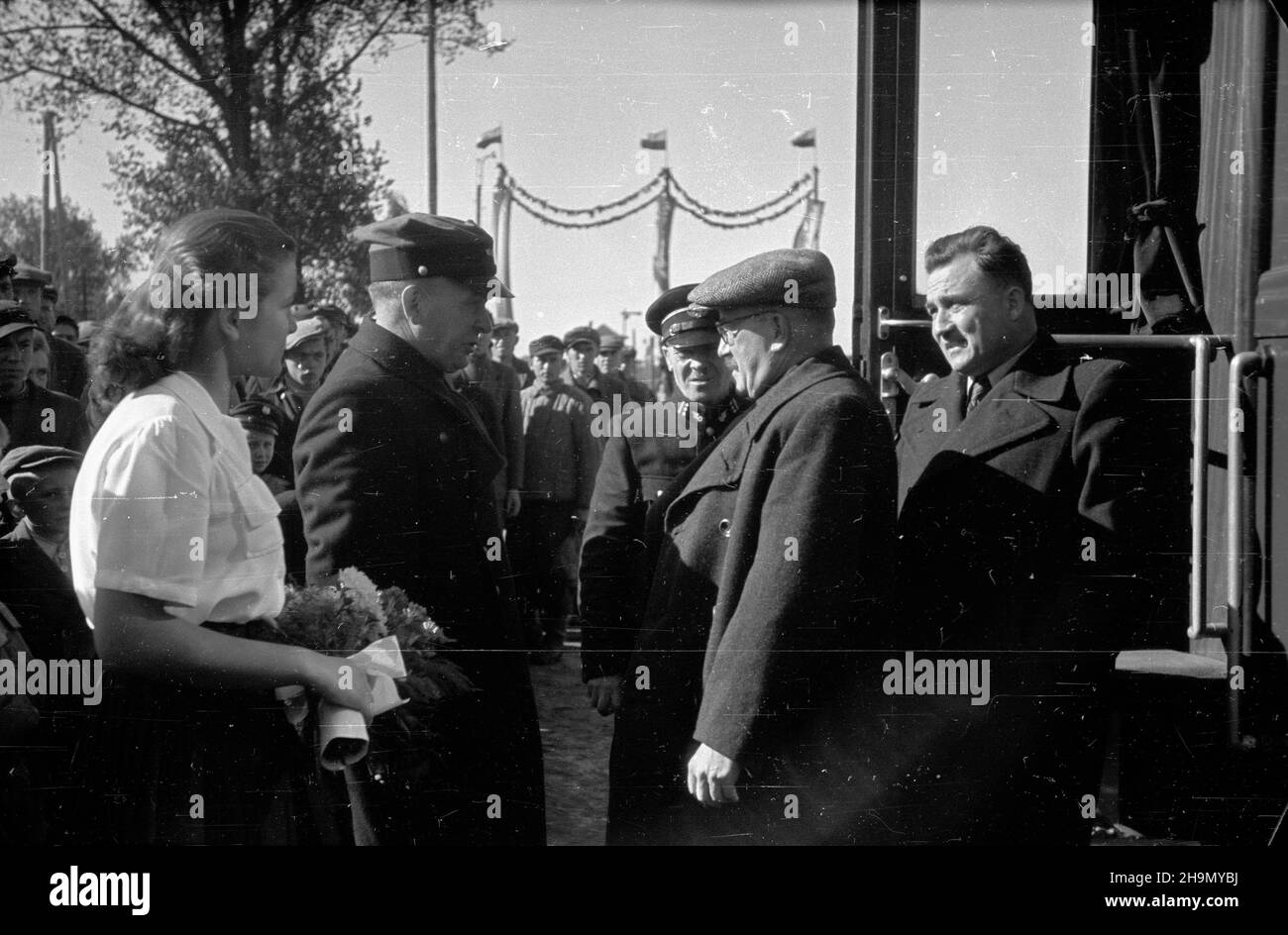 T³uszcz, 1948-10-06. Stacja kolejowa, uroczystoœæ otwarcia drugiego toru linii podmiejskiej Warszawa Wileñska-T³uszcz. Nowy tor pozwoli pokonaæ trasê do Warszawy w 50 minut. NZ. Powitanie wiceministra komunikacji Zygmunta Balickiego (2P). mw PAP Tluszcz, 6 ottobre 1948. L'inaugurazione della seconda pista della Warszawa Wilenska-Tluszcz commuter's line. La nuova linea consentirà di coprire il percorso in 50 minuti. Nella foto: Saluto del vice ministro dei Trasporti Zygmunt Balicki (2 a destra). mw PAP Foto Stock