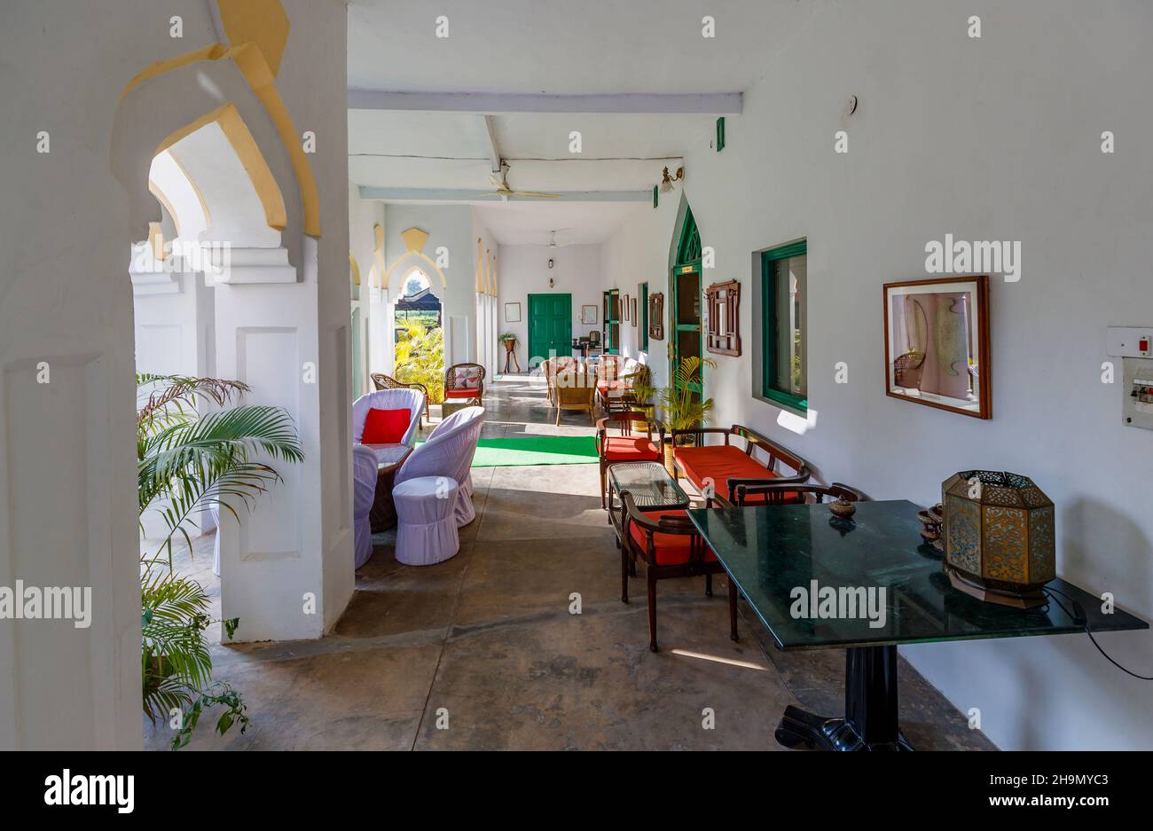 La veranda (veranda) al Judge's Court Hotel in Pragpur, un villaggio storico nel distretto di Kagra, Himachal Pradesh Foto Stock