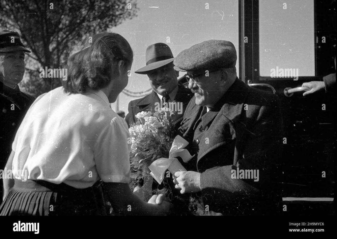 T³uszcz, 1948-10-06. Stacja kolejowa, uroczystoœæ otwarcia drugiego toru linii podmiejskiej Warszawa Wileñska-T³uszcz. Nowy tor pozwoli pokonaæ trasê do Warszawy w 50 minut. NZ. Powitanie wiceministra komunikacji Zygmunta Balickiego (P). mw PAP Tluszcz, 6 ottobre 1948. L'inaugurazione della seconda pista della Warszawa Wilenska-Tluszcz commuter's line. La nuova linea consentirà di coprire il percorso in 50 minuti. Nella foto: Saluto del vice ministro dei Trasporti Zygmunt Balicki (a destra). mw PAP Foto Stock