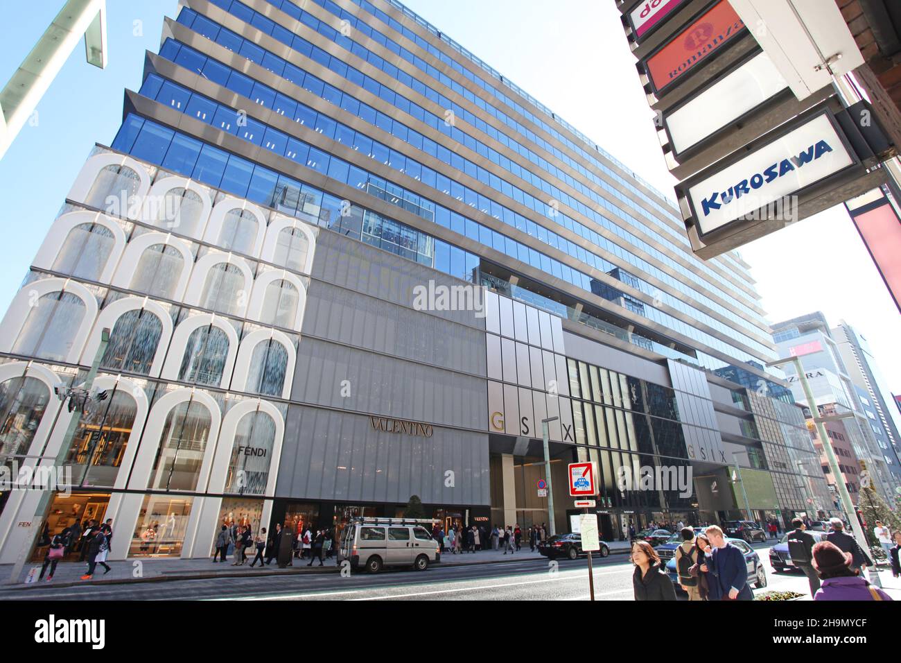 Chuo-dori Ave nel cuore di Ginza, Tokyo, con edifici alti, boutique di lusso, ristoranti e gente che cammina sulla strada. Foto Stock