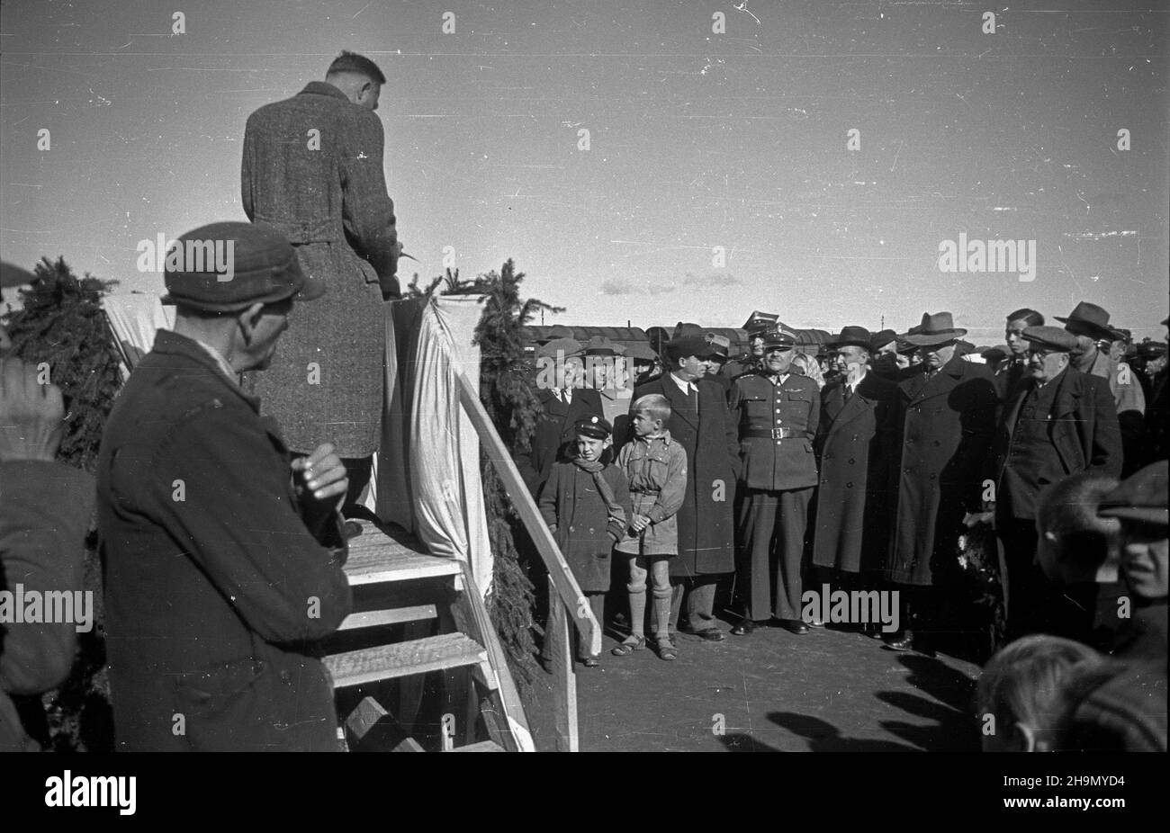 T³uszcz, 1948-10-06. Stacja kolejowa, uroczystoœæ otwarcia drugiego toru linii podmiejskiej Warszawa Wileñska-T³uszcz. Nowy tor pozwoli pokonaæ trasê do Warszawy w 50 minut. NZ. wyst¹pienie z okazji przekazania nowego toru. Z prawej wiceminister komunikacji Zygmunt Balicki (w okularach). mw PAP Tluszcz, 6 ottobre 1948. L'inaugurazione della seconda pista della Warszawa Wilenska-Tluszcz commuter's line. La nuova linea consentirà di coprire il percorso in 50 minuti. Nella foto: Un discorso in connessione con l'inaugurazione della pista. Dal vice ministro dei Trasporti di destra Zygmunt Balicki (in vetro). Foto Stock