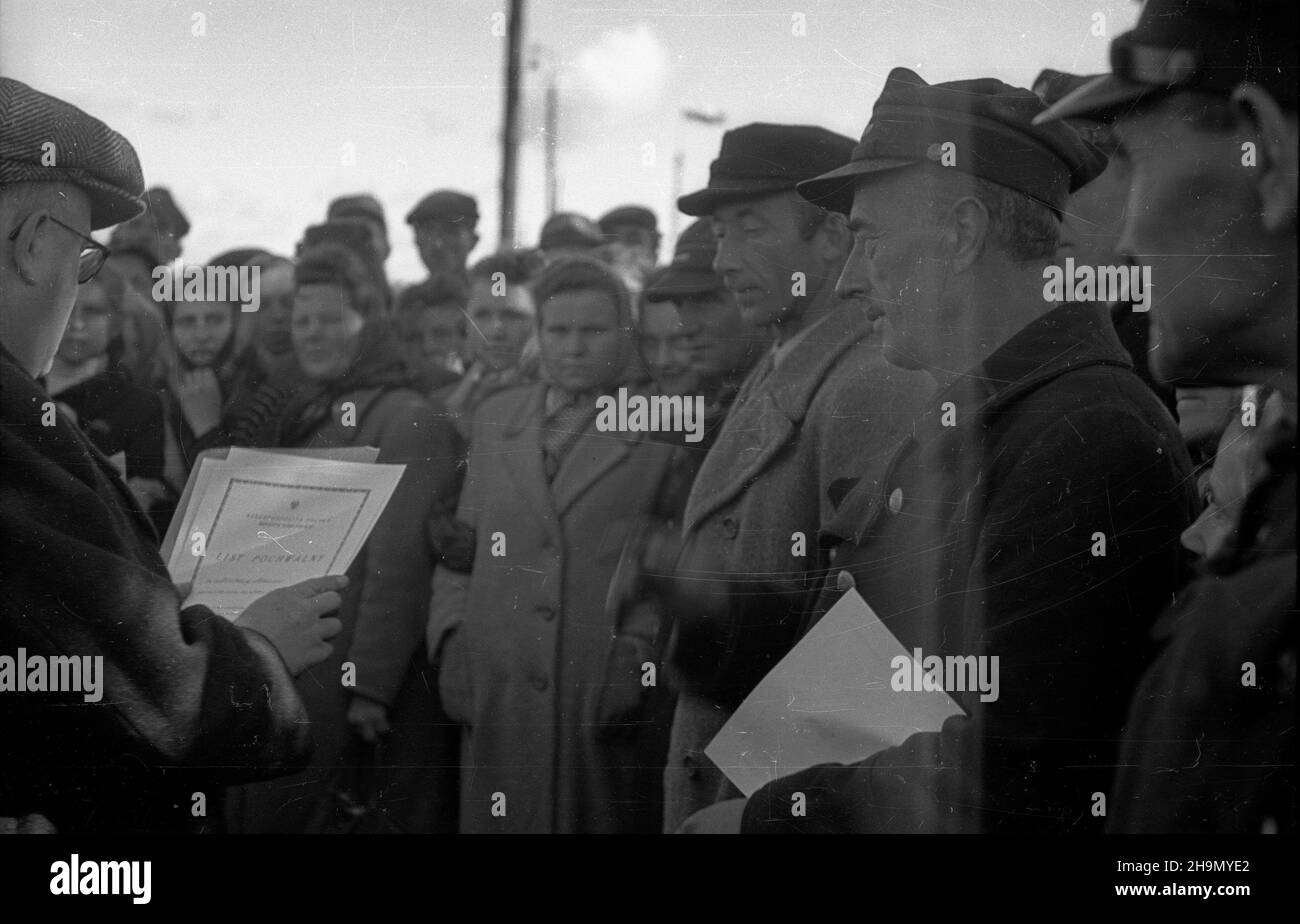 T³uszcz, 1948-10-06. Stacja kolejowa, uroczystoœæ otwarcia drugiego toru linii podmiejskiej Warszawa Wileñska-T³uszcz. Nowy tor pozwoli pokonaæ trasê do Warszawy w 50 minut. Inauguracji nowego toru towarzyszy³o uhonorowanie przodowników pracy. NZ. Wiceminister komunikacji Zygmunt Balicki (L) wrêcza listy pochwalne piêciu przodownikom. Dostali je: ¯ak, Kostrzewa, Ksi¹¿ek i Babañczyk. mw PAP Tluszcz, 6 ottobre 1948. La stazione ferroviaria, l'inaugurazione della seconda pista della Warszawa Wilenska-Tluszcz commuter's line. La nuova linea consentirà di coprire il percorso in 50 minuti. Cinque eroi o Foto Stock