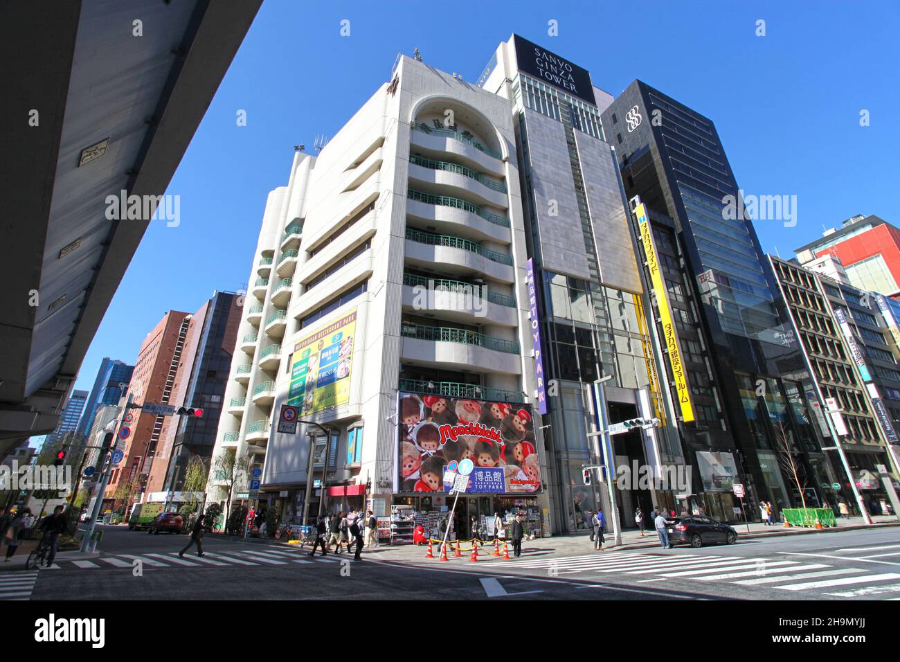 Il parco dei giocattoli Hakuhinkan di Ginza è il negozio principale di questo negozio di giocattoli e occupa cinque piani di questo edificio. Foto Stock