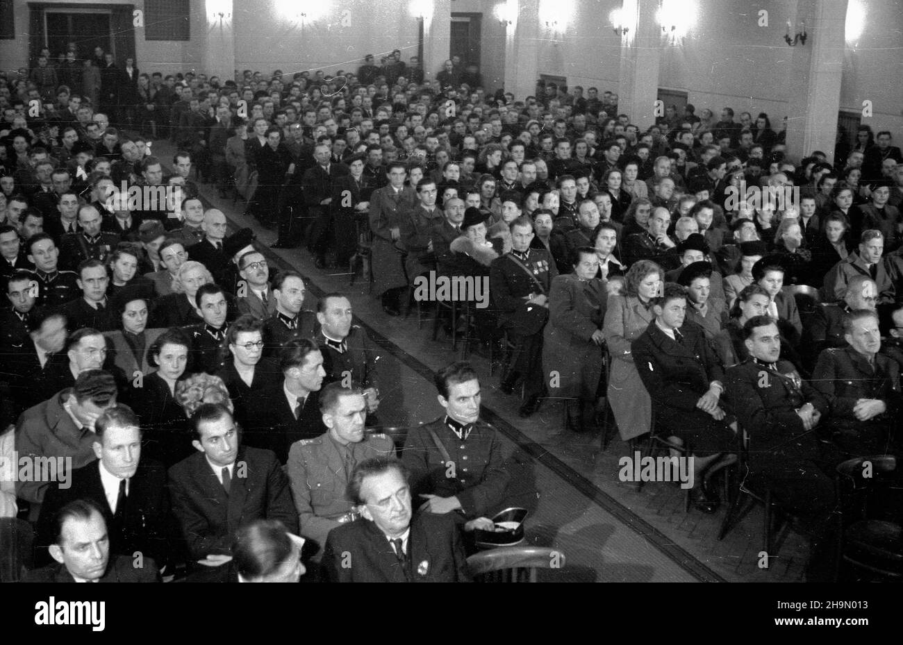 Warszawa, 1948-10-09. Uroczysta akademia w klubie MBP (Ministerstwa Bezpieczeñstwa Publicznego) przy al. Wyzwolenia z okazji czwartej rocznicy istnienia Milicji Obywatelskiej. mw PAP Varsavia, 9 ottobre: La celebrazione di gala del 4° anniversario dei cittadini di Militia presso il club MBP (Ministero della pubblica sicurezza) in Wyzwolenia Avenue. mw PAP Foto Stock