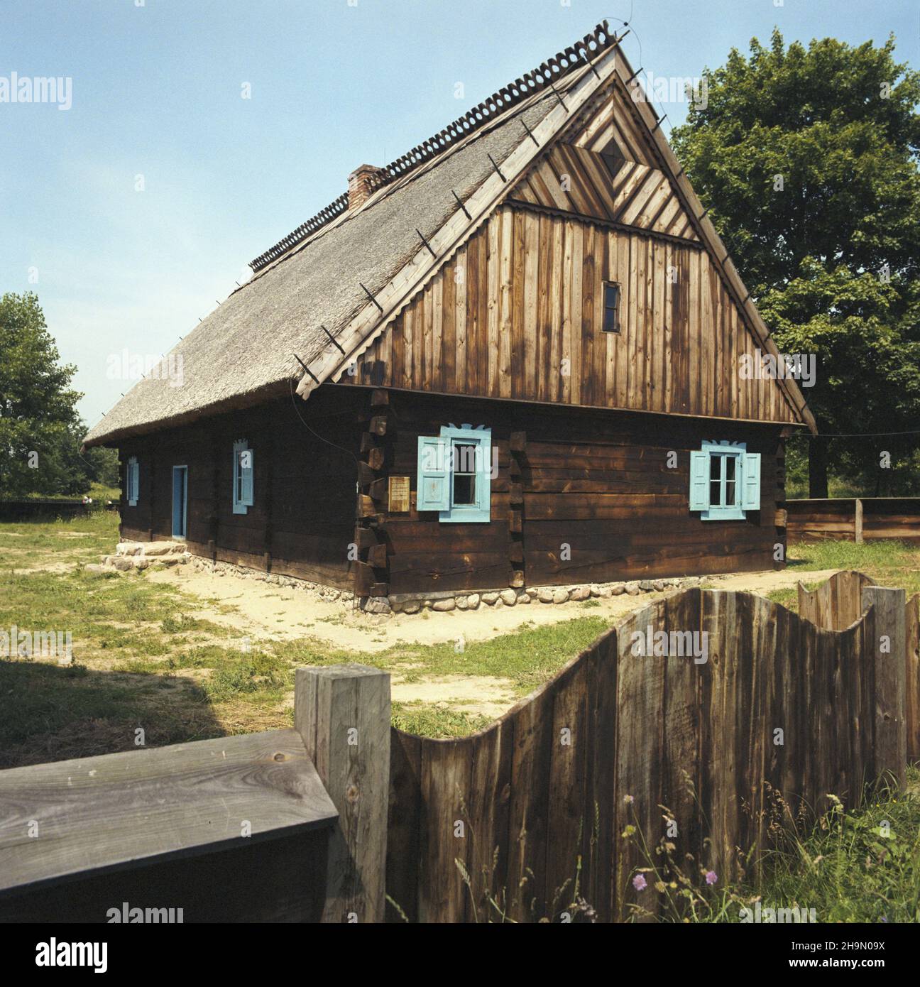 Olsztynek 07.1984. Muzeum Buddownictha Ludowego – Parco Etnografico w Olsztynku (MBL-PE). chata warmiñska ze wsi Kaborno, XVIII W. js PAP/Jan Morek Dok³adny dzieñ wydarzenia nieustalony. Olsztynek Luglio 1984. Il Folk Building Museum – il Parco Etnografico di Olsztynek (MBL-PE). Nella foto: Capanna della regione di Warmia dal villaggio di Kaborno del 18 ° secolo. js PAP/Jan Morek Data evento sconosciuta. Foto Stock