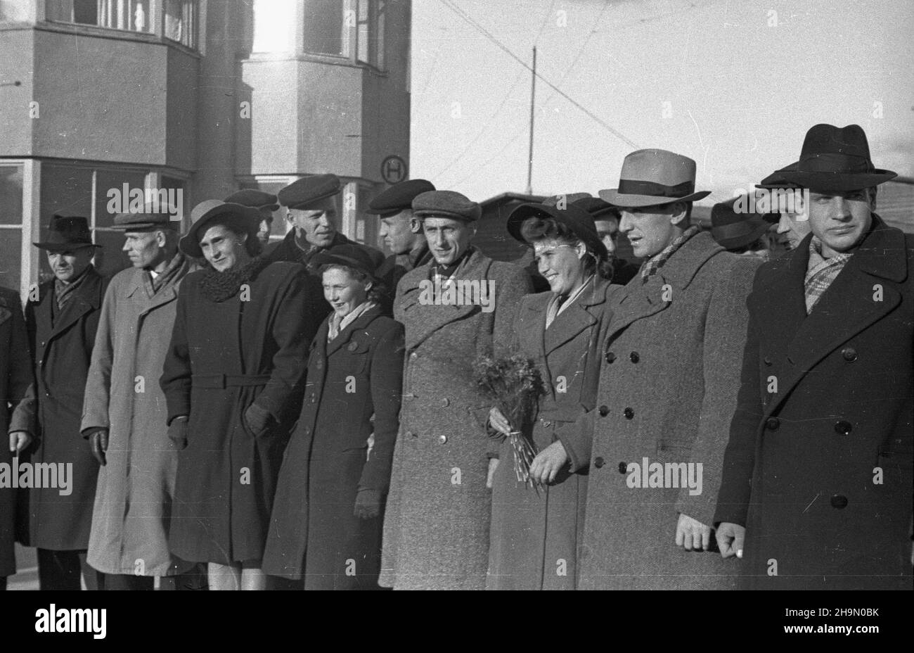 Warszawa, 1948-10-10. Przylot koszykarzy i lekkoatletów radzieckich na lotnisko Okêcie. Wezm¹ udzia³ w zawodach organizowanych w ca³ym kraju z okazji Miesi¹ca Pog³êbiania PrzyjaŸni Polsko-Radzieckiej. NZ. m.in.: biegacz Jewgenij Bu³añczyk (4L), skoczek wzwy¿ Iliasow (1P). mw PAP Varsavia, 10 ottobre 1948. L'arrivo di giocatori di pallacanestro sovietici e atleti all'aeroporto di Okecie. Parteciperanno a concorsi organizzati in tutto il paese in relazione al mese dell'amicizia tra Polonia e Unione Sovietica. Nella foto: sprinter Evgeny Bulanchyk (4° a sinistra), ponticello alto Ilyasov (1° a destra). mw PAP Foto Stock