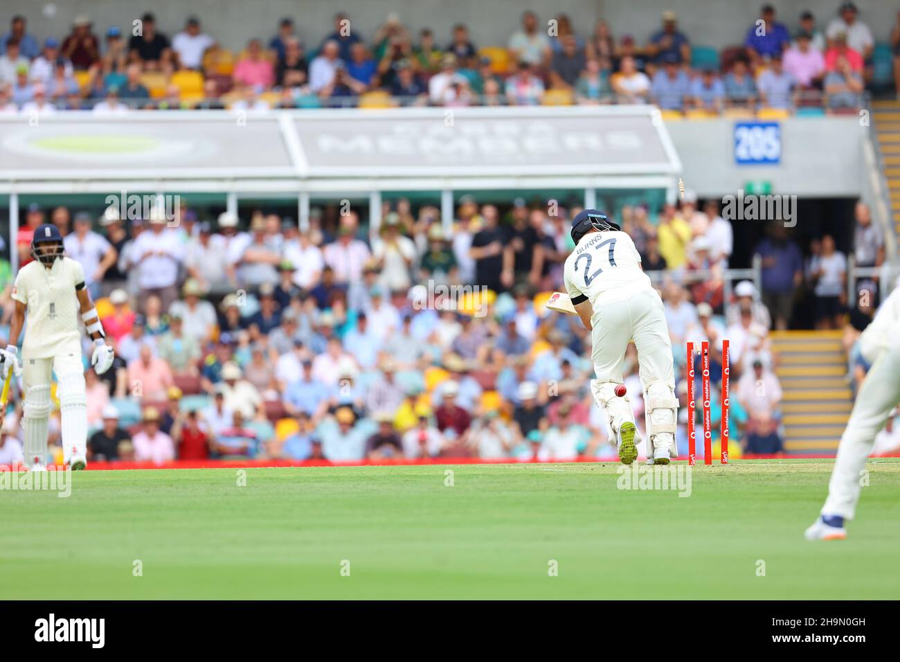 Rory Burns, licenziato da Mitchell Starc nella prima palla della partita Foto Stock