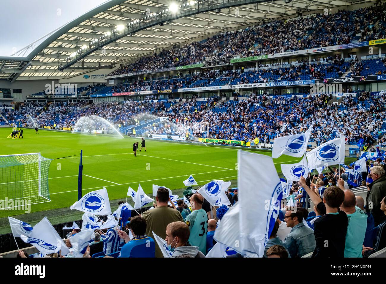 I sostenitori del calcio di Brighton e Hove Albion tornano allo stadio Amex dopo la fine del Lockdown britannico, Brighton, East Sussex, Regno Unito. Foto Stock