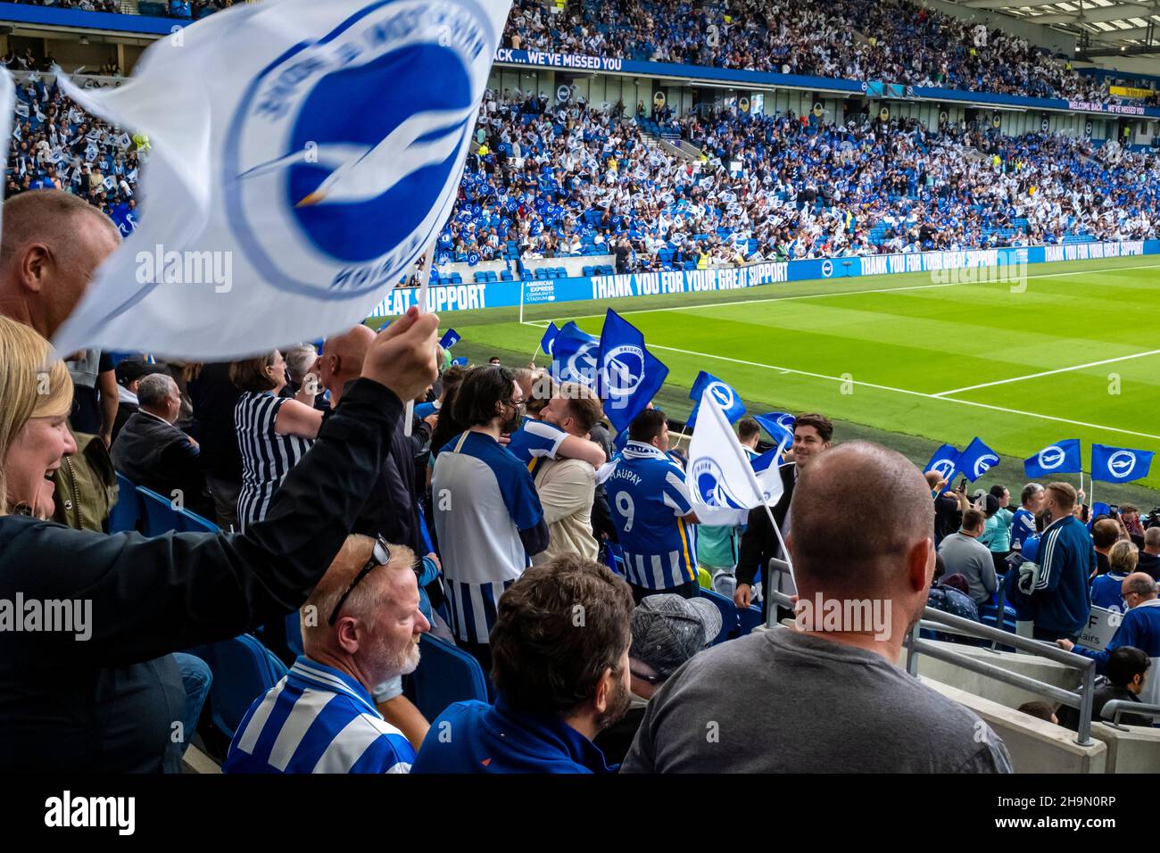 I sostenitori del calcio di Brighton e Hove Albion tornano allo stadio Amex dopo la fine del Lockdown britannico, Brighton, East Sussex, Regno Unito. Foto Stock