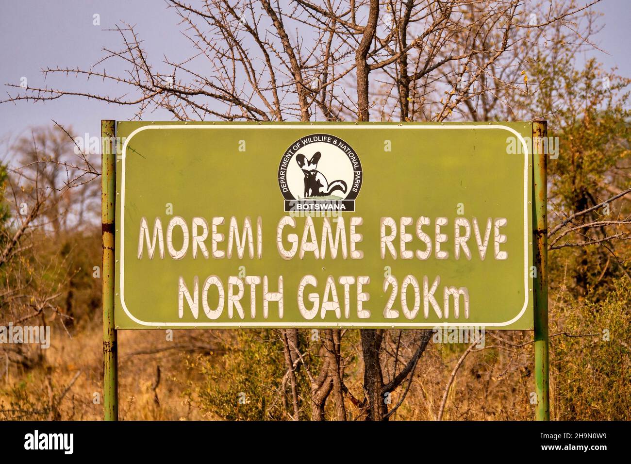 Moremi Game Reserve, Botswana - 30 settembre 2014. Un cartello stradale per l'ingresso e l'uscita nord del parco di wildife. Foto Stock