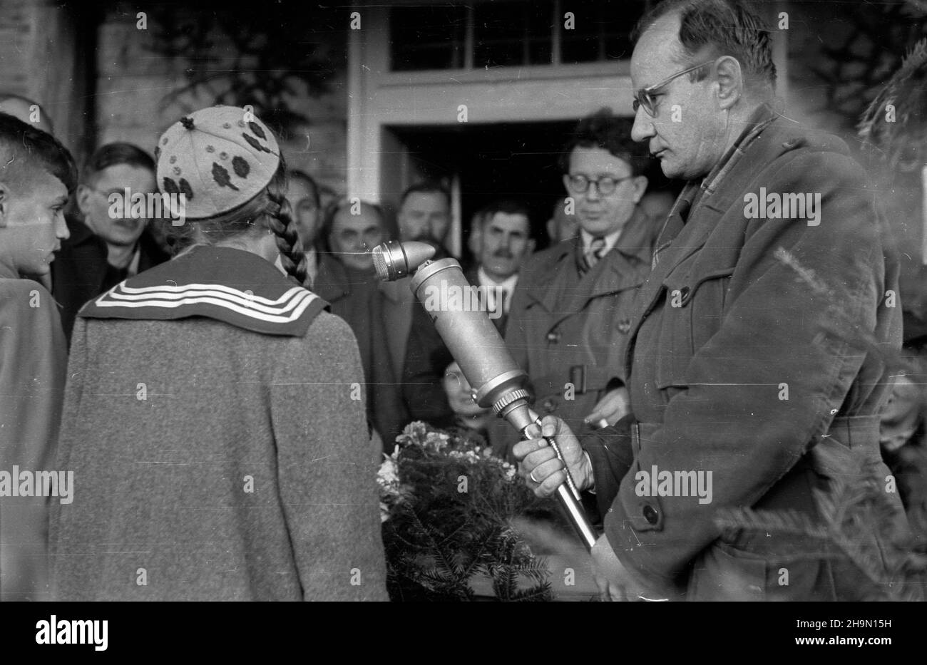 Suchedniów, 1948-10-10. Uroczystoœæ uruchomienia radiowêz³a maj¹cego obs³ugiwaæ ponad 500 g³oœników w okolicznych miejscowoœciach. m.in. ministro kultury i sztuki Stefan Dybowski (2P). mw PAP Suchedniow, 10 ottobre 1948. La cerimonia di inaugurazione del sistema di radiodiffusione. Il sistema doveva raggiungere oltre 500 ricevitori in località vicine. Nella foto: Ministro della cultura e dell'arte Stefan Dybowski (seconda a destra). mw PAP Foto Stock