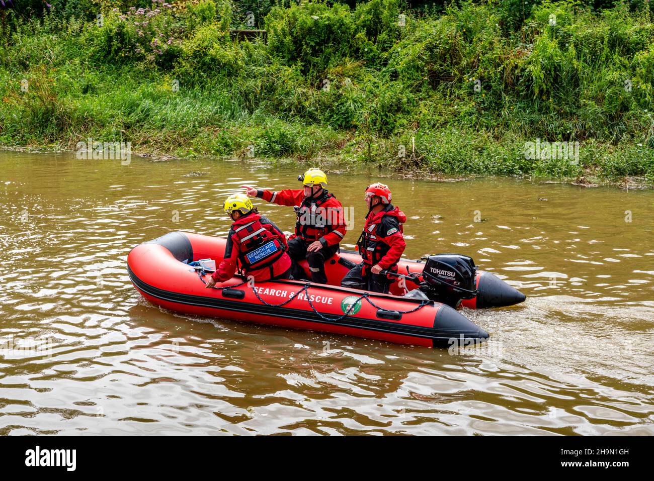 A Lowland Search and Rescue Boat Patrols the River Ouse durante l'annuale Lewes to Newhaven Raft Race, Lewes, Sussex, Regno Unito. Foto Stock