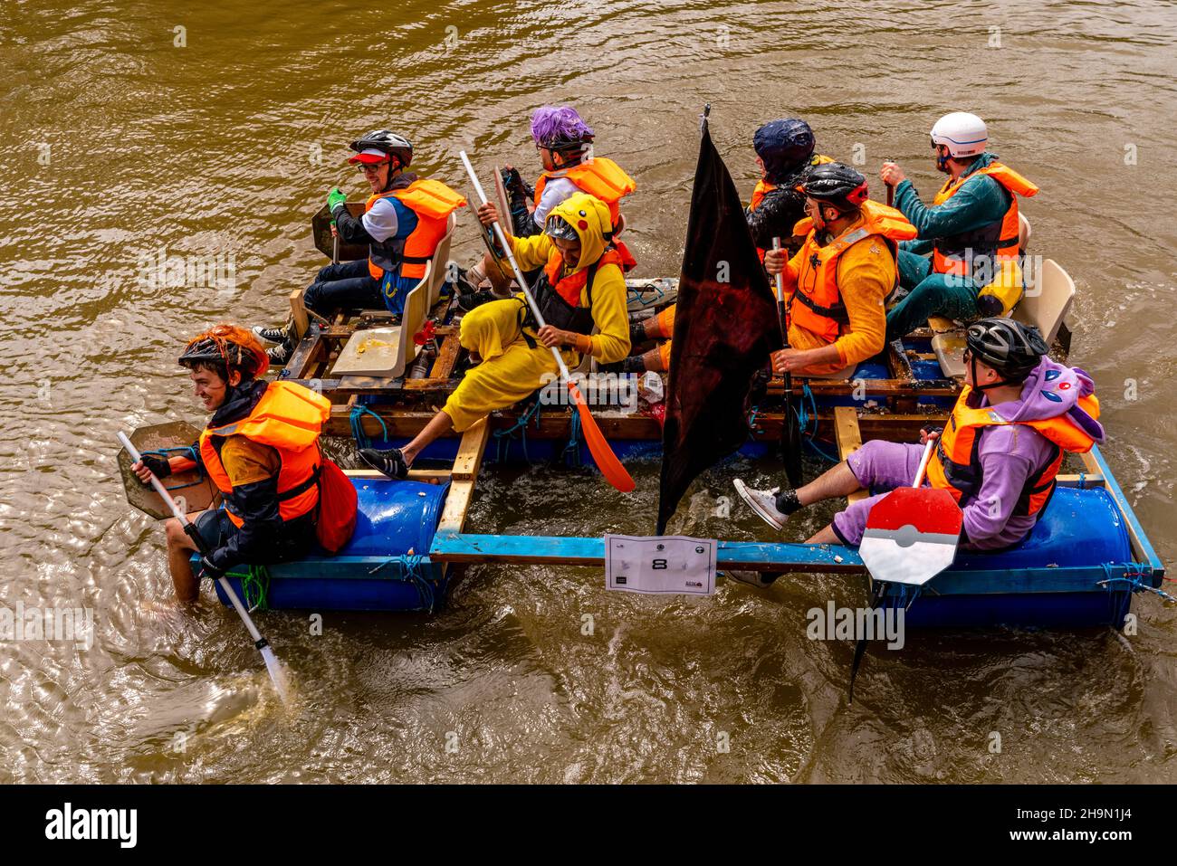 La gente locale in casa ha fatto Rafts galleggiare lungo il fiume Ouse durante l'annuale Lewes a Newhaven Raft Race, Lewes, Sussex, Regno Unito. Foto Stock