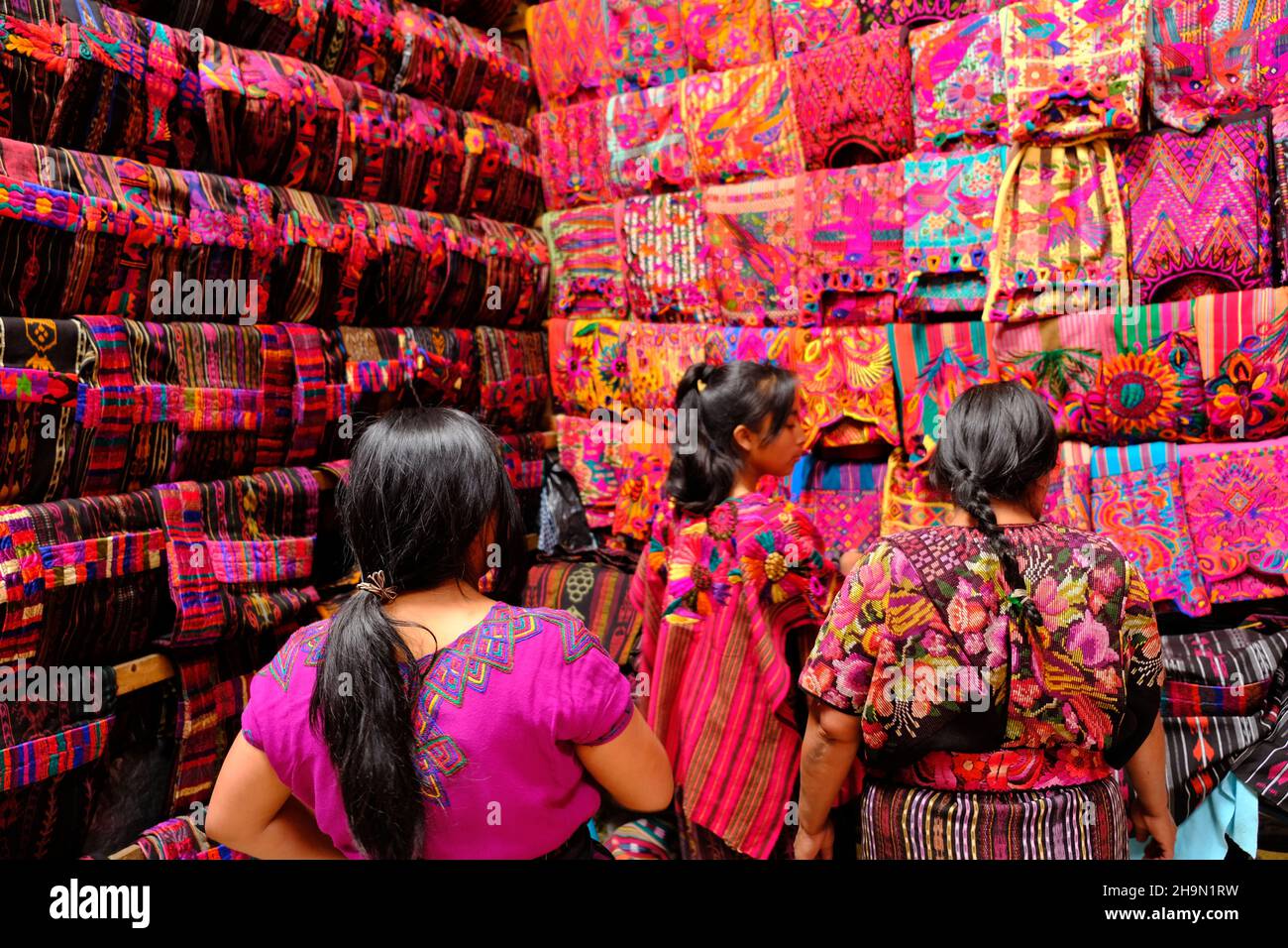 Guatemala Chichicastenango Plaza y Mercado - Negozio di abbigliamento tradizionale delle donne guatemalteche Foto Stock