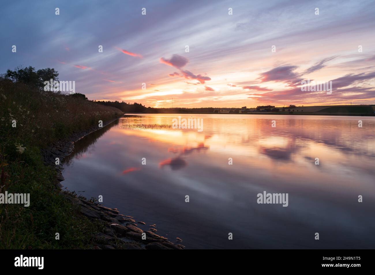 Tramonto sul lago artificiale Monikie Foto Stock