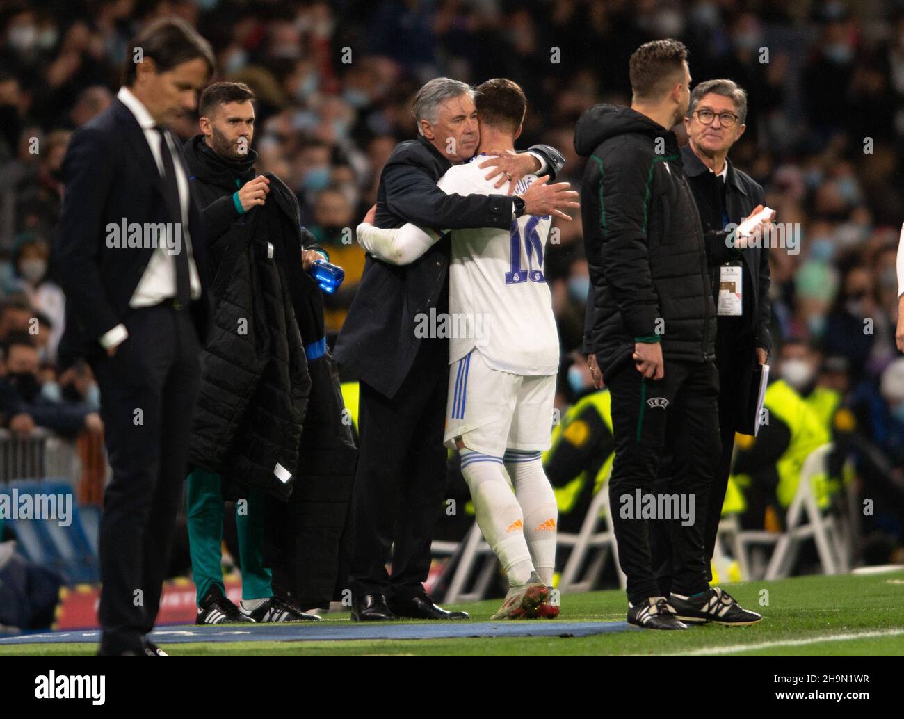 Estadio Santiago Bernabeu, Madrid, Spagna. 7 Dic 2021. Champions League Football, Real Madrid CF versus Inter Milan; Ancelotti abbraccia Jovic Credit: Action Plus Sports/Alamy Live News Foto Stock