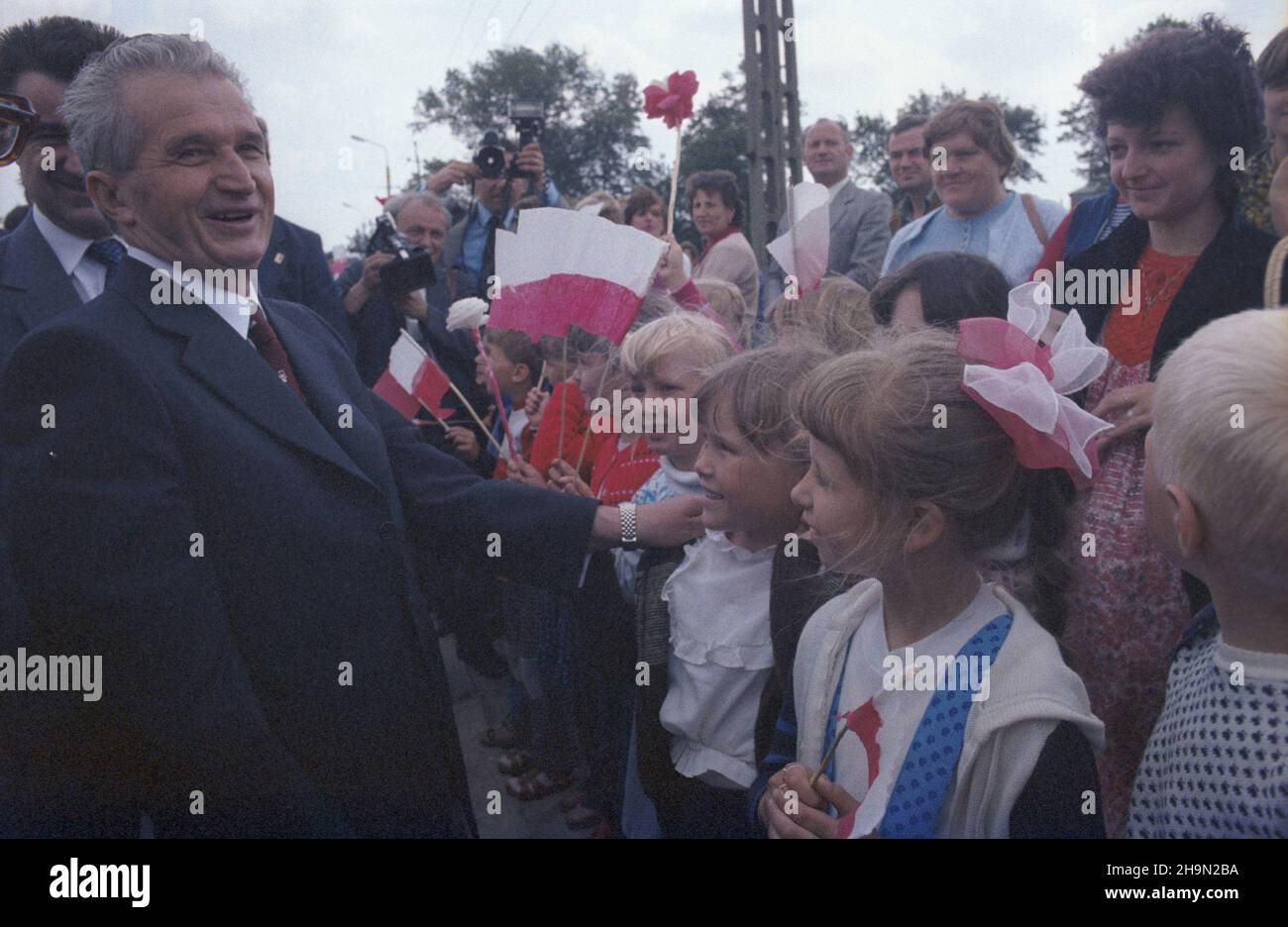 Warszawa 06.06.1984. Oficjalna wizyta w Polsce sekretarza generalnego Rumuñskiej Partii Komunistycznej (RPK), prezydenta Socjalistycznej Republiki Rumunii (SRR) Nicolae Ceausescu. Powitanie na lotnisku Warszawa-Okêcie. js PAP/Grzegorz Rogiñski Varsavia 06 giugno 1984. La visita ufficiale in Polonia effettuata dal Segretario Generale del Partito Comunista Rumeno (RPK), Presidente della Repubblica Socialista di Romania (SRR) Nicolae Ceausescu. Cerimonia di benvenuto all'aeroporto di Varsavia-Okecie js PAP/Grzegorz Roginski Foto Stock