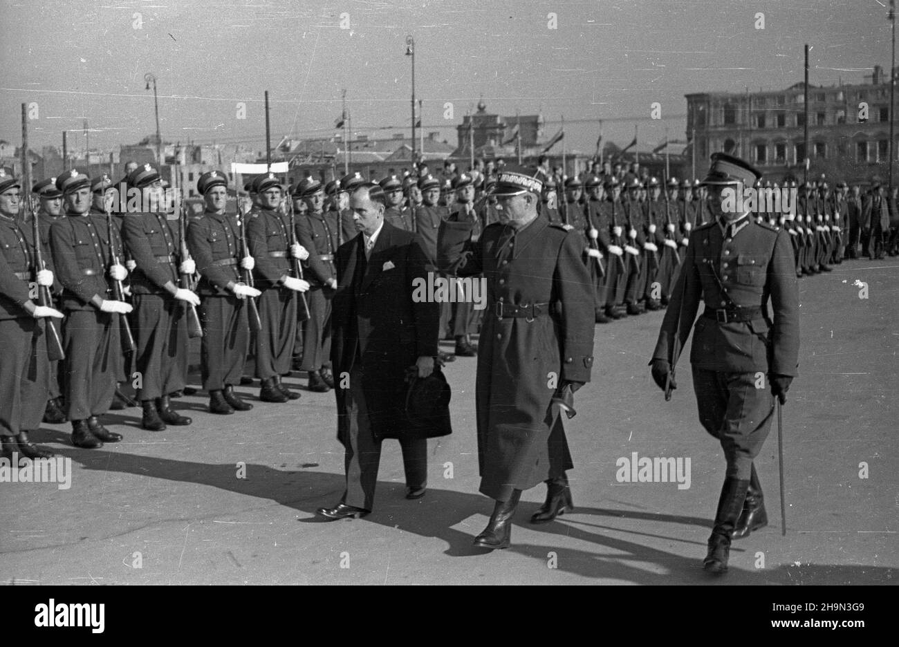 Warszawa, 1948-10-18. W dniu 15 paŸdziernika funkcjê ambasadora Stanów Zjednoczonych Ameryki Pó³nocnej w Polsce obj¹³ Waldemar John Gallman. NZ. ambasador Gallman (3P) przed Kompani¹ Reprezentacyjn¹ Wojska Polskiego na placu Zwyciêstwa. W tle zniszczony hotel Europejski. pw PAP Varsavia, 18 ottobre 1948. Il 15 ottobre la funzione di Ambasador degli Stati Uniti in Polonia fu assunta da Waldemar John Gallman. Nella foto: Ambasciatore Gallman (3° a destra) di fronte alla Guardia d'onore dell'Esercito Polacco in Piazza Zwyciestwa. Sullo sfondo l'hotel Europejski danneggiato. pw PAP Foto Stock