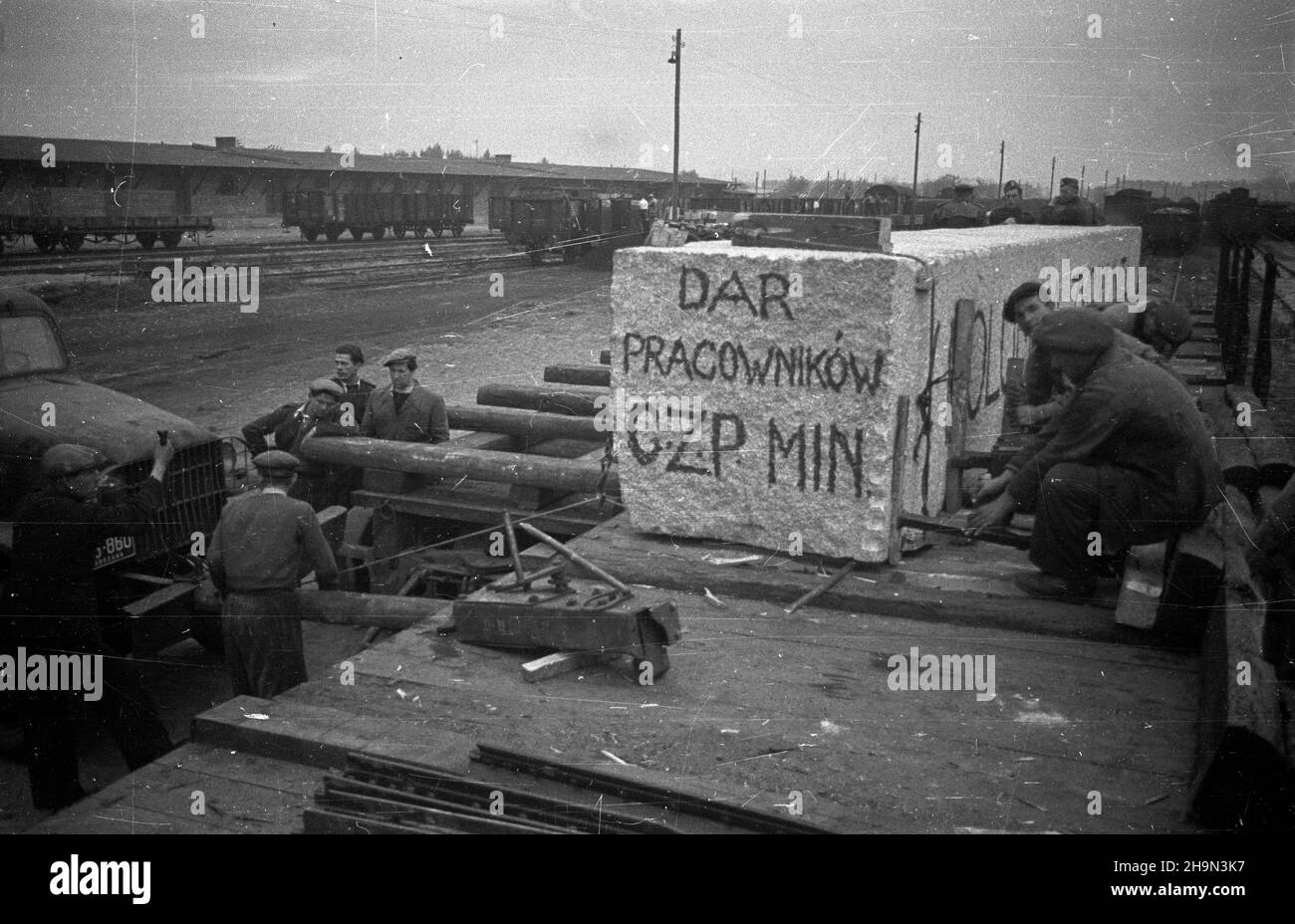 Warszawa, 1948-10-18. Zniszczona w styczniu 1945 r. Kolumna Zygmunta III Wazy w Warszawie zosta³a odnowiona z inicjatywy pracowników Pañstwowych Kamienio³omów. Trzon kolumny zosta³ wykuty z 30-tonowego bloku granitowego, cokó³ z 16-tonowego bloku. OBA bloki wydobyto w kamienio³omie ¯bik w Strzegomiu i przewieziono do Warszawy na specjalnej platformie o noœnoœci 50 ton. NZ. Robotnicy firmy C. Hartwig przygotowuj¹ wy³adunek bloku z platformy na bocznicy Dworca Gdañskiego. Na bloku napis: dar pracowników Centralnego Zarz¹du Przemys³u Mineralnego. pw PAP Strzegom, 18 ottobre 1948. Il re ZYG Foto Stock