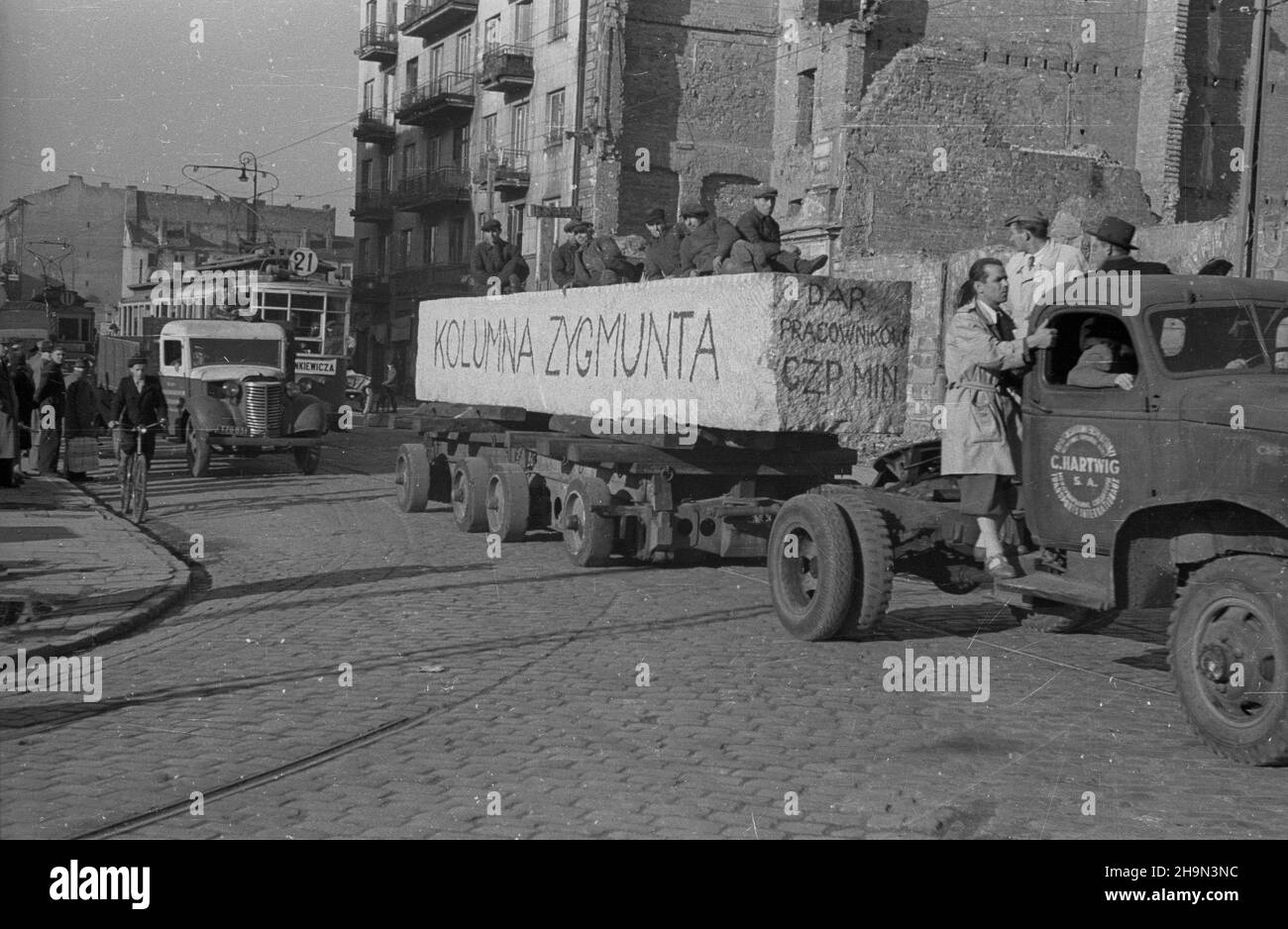 Warszawa, 1948-10-20. Zniszczona w styczniu 1945 r. Kolumna Zygmunta III Wazy zosta³a odbudowana z inicjatywy pracowników Pañstwowych Kamienio³omów. Trzon kolumny wykuto z 30-tonowego bloku granitowego o d³ugoœci 10 metrów, wydobytego w kamienio³omie ¯bik w Strzegomiu i przewiezonego kolej¹ do Warszawy. Dalej transport odbywa³ siê na specjalnej lawecie, której obs³ugê stanowili robotnicy firmy C. Hartwig: Zaj¹c, Glinka, Janke, Czy¿ewski, Dembowski, Wnuk i Kisiel. NZ. Kolumna transportowa na ul. ¯elaznej. pw PAP Varsavia, 20 ottobre 1948. Il re Sigismundus III colonna Vasa distrutta Foto Stock