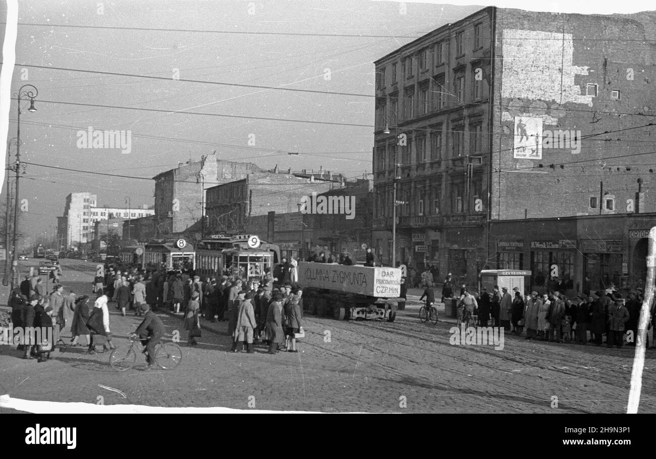 Warszawa, 1948-10-20. Zniszczona w styczniu 1945 r. Kolumna Zygmunta III Wazy zosta³a odbudowana z inicjatywy pracowników Pañstwowych Kamienio³omów. Trzon kolumny wykuto z 30-tonowego bloku granitowego o d³ugoœci 10 metrów, wydobytego w kamienio³omie ¯bik w Strzegomiu i przewiezonego kolej¹ do Warszawy. Dalej transport odbywa³ siê na specjalnej lawecie, której obs³ugê stanowili robotnicy firmy C. Hartwig: Zaj¹c, Glinka, Janke, Czy¿ewski, Dembowski, Wnuk i Kisiel. NZ. Kolumna transportowa w Alejach Jerozolimskich. pw PAP Varsavia, 20 ottobre 1948. Il re Sigismundus III colonna Vasa Foto Stock