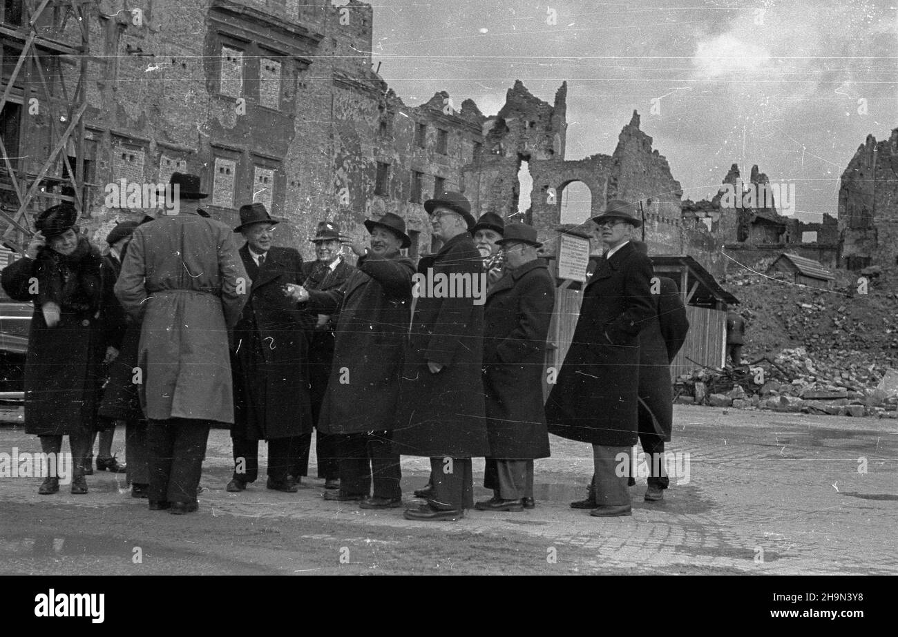 Warszawa, 1948-10-23. 22 paŸdziernika do polski przyby³a delegacja uczonych radzieckich, jad¹cych do Krakowa na jubileusz Polskiej Akademii Umiejêtnoœci. W sk³ad delegacji wchodzili professorowie: Storyk Borys Grekow (jako przewodnicz¹cy), fizyk Borys Wedeñski, chemik Aleksander Niesmiejanow, zoog Eugeniusz Paw³owski, matematyk Iwan Razañski, biolog Iwan G³uszenko (jako sekretarz), chemik Konstanty Poroszyn. Przed wyjazdem na uroczystoœci delegaci zwiedzili Warszawê. Uczeni, m.in. Borys Wedeñski (4P, z brod¹ i w¹sami) i Borys Grekow (5P), na Rynku Starego Miasta. Za nimi kamienice pó³no Foto Stock