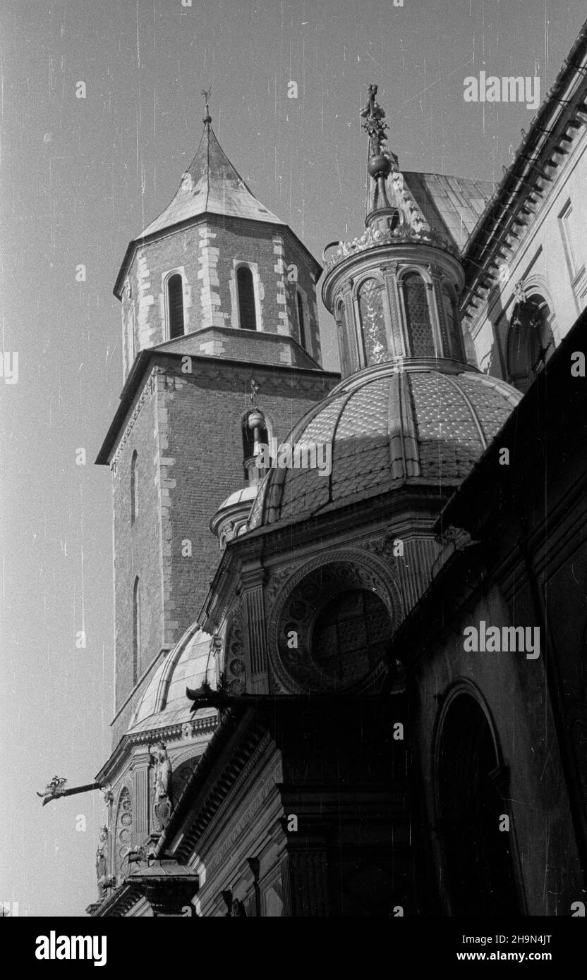 Kraków, 1948-10-25. Katedra pw. œœ. Wac³awa i Stanis³awa na Wawelu. po³udniowo-zachodnia wie¿a tzw. Wikaryjska lub Srebrnych Dzwonów oraz zwieñczenie XVII-wiecznej kaplicy Wazów i XVI-wiecznej kaplicy Zygmuntowskiej. pw PAP Cracovia, 25 ottobre 1948. Il St. Waclaw e St. Stanislaw Catdral a Wawel. Nella foto: La torre sud-occidentale chiamata torre curata o torre di campane d'argento e la cupola sopra la cappella della dinastia Wasa del 17th secolo e la cappella Zygmuntowska del 16th secolo. pw PAP Foto Stock