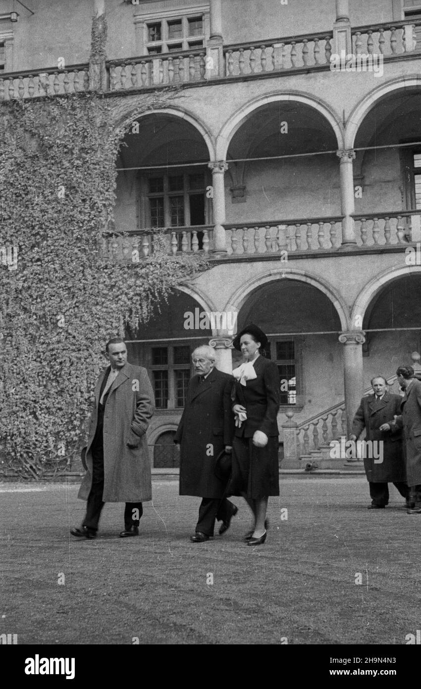 Kraków, 1948-10-25. W dniach 25-27 paŸdziernika trwa³y uroczyste obchody 75-lecia istnienia Polskiej Akademii Umiejêtnoœci. Otwarcie zjazdu odby³o siê w sali Senatorskiej Zamku Królewskiego na Wawelu. m.in. czechos³owacki ministro szkolnictha, nauki i sztuk piêknych prof. Zdenek Nejedly (2L) na dziedziñcu zamku. W tle renesanswe arkadowe kru¿ganki. pw PAP Cracovia, 25 ottobre 1948. Le cerimonie che segnarono il 75th anniversario dell'Accademia polacca delle competenze (PAU) si sono tenute il 25-27 ottobre. L'apertura del congresso si è svolta presso la Sala dei Senatori del Castello reale di Wawel. Nella foto: Zechoslovaki Foto Stock