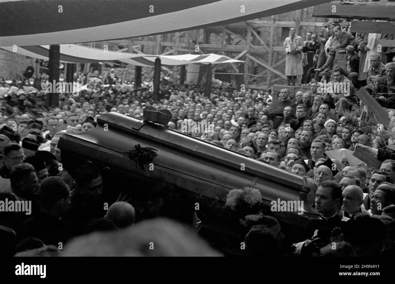 Warszawa, 1948-10-26. Pogrzeb prymasa polski, kardyna³a, prezbitera Koœcio³a rzymskokatolickiego, legata Stolicy Apostolskiej, metropoli gnieŸnieñskiego i warszawskiego Augusta Hlonda. Z³o¿enie trumny ze zw³okami w krypcie katedry œw. Jana Chrzciciela (ul. Œwiêtojañska). NZ. Wniesienie trumny do katedry. uu PAP Varsavia, 26 ottobre 1948. I funerali del Primate della Polonia, del Cardinale, del legato Papale, di Gniezno e dell'arcivescovo di Varsavia August Hlond. La collocazione della bara nella cripta della Cattedrale di San Giovanni Battista (via Swietojanska). Nella foto: La bara viene portata nella cattedrale. uu PAP Foto Stock