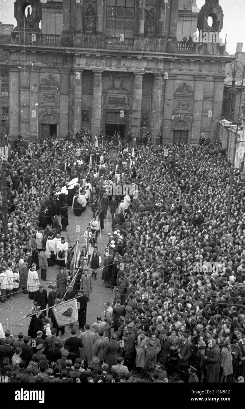 Warszawa, 1948-10-26. Pogrzeb prymasa polski, kardyna³a, prezbitera Koœcio³a rzymskokatolickiego, legata Stolicy Apostolskiej, metropoli gnieŸnieñskiego i warszawskiego Augusta Hlonda. Przeniesienie trombina ze zw³okami z koœcio³a Wniebowziêcia NMP i œw. Józefa Oblubieñca (ul. Krakowskie Przedmieœcie) do krypty w katedrze œw. Jana Chrzciciela (ul. Œwiêtojañska). NZ. Kondukt pogrzebowy przed koœcio³em pokarmelickim. uu PAP Varsavia, 26 ottobre 1948. I funerali del Primate della Polonia, del Cardinale, del legato Papale, di Gniezno e dell'arcivescovo di Varsavia August Hlond. La bara è trasferita dalla Chiesa del Foto Stock