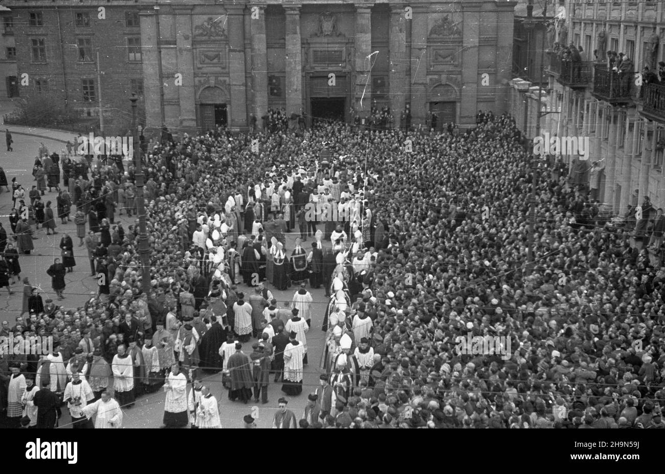 Warszawa, 1948-10-26. Pogrzeb prymasa polski, kardyna³a, prezbitera Koœcio³a rzymskokatolickiego, legata Stolicy Apostolskiej, metropoli gnieŸnieñskiego i warszawskiego Augusta Hlonda. Przeniesienie trombina ze zw³okami z koœcio³a Wniebowziêcia NMP i œw. Józefa Oblubieñca (ul. Krakowskie Przedmieœcie) do krypty w katedrze œw. Jana Chrzciciela (ul. Œwiêtojañska). NZ. Kondukt pogrzebowy przed koœcio³em pokarmelickim. uu PAP Varsavia, 26 ottobre 1948. I funerali del Primate della Polonia, del Cardinale, del legato Papale, di Gniezno e dell'arcivescovo di Varsavia August Hlond. La bara è trasferita dalla Chiesa del Foto Stock