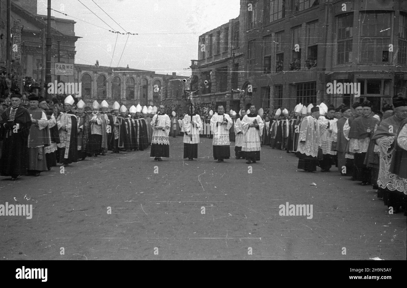 Warszawa, 1948-10-26. Pogrzeb prymasa polski, kardyna³a, prezbitera Koœcio³a rzymskokatolickiego, legata Stolicy Apostolskiej, metropoli gnieŸnieñskiego i warszawskiego Augusta Hlonda. Przeniesienie trombina ze zw³okami z koœcio³a Wniebowziêcia NMP i œw. Józefa Oblubieñca (ul. Krakowskie Przedmieœcie) do krypty w katedrze œw. Jana Chrzciciela (ul. Œwiêtojañska). NZ. Kondukt pogrzebowy na ul. Miodowej. W tle gmach Warszawskiego Towarzystwa Dobroczynnoœci i koœció³ œw. Anny przy ul. Krakowskie Przedmieœcie. uu PAP Varsavia, 26 ottobre 1948. I funerali del Primate Polacco, Cardinale, lega Papale Foto Stock