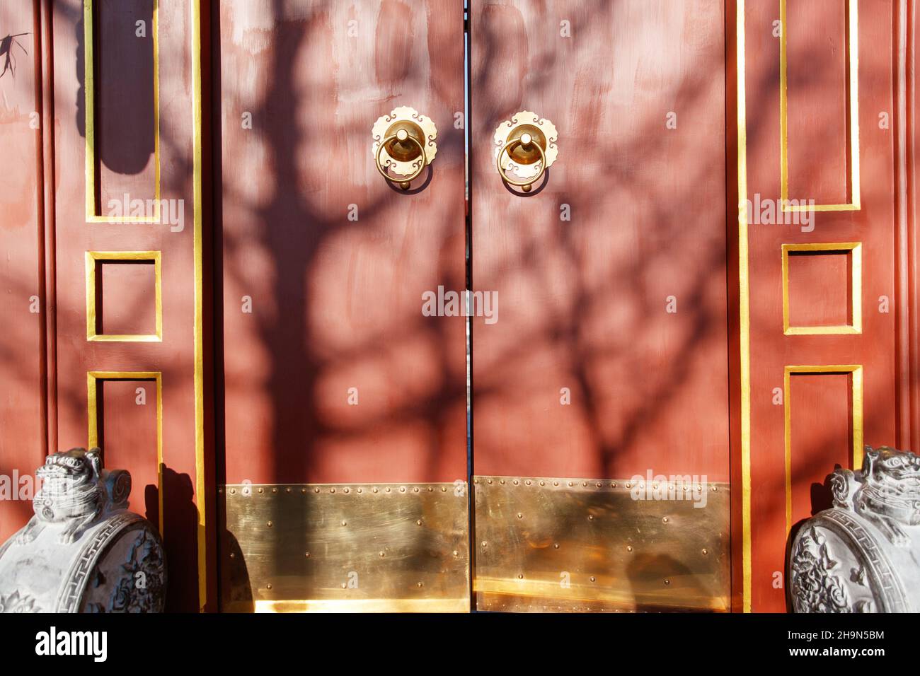 La porta è in stile cinese Foto Stock