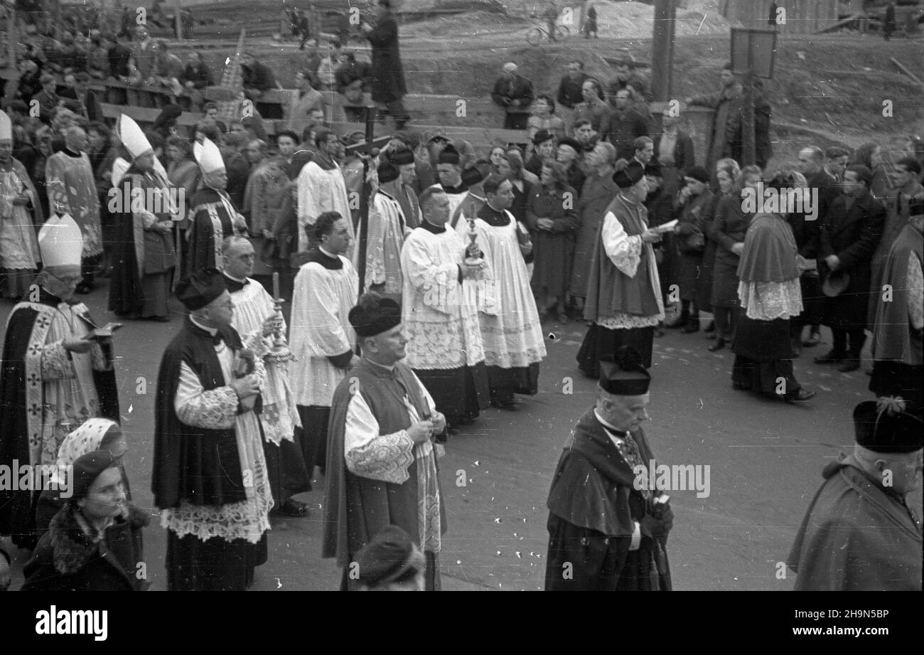 Warszawa, 1948-10-26. Pogrzeb prymasa polski, kardyna³a, prezbitera Koœcio³a rzymskokatolickiego, legata Stolicy Apostolskiej, metropoli gnieŸnieñskiego i warszawskiego Augusta Hlonda. Przeniesienie trombina ze zw³okami z koœcio³a Wniebowziêcia NMP i œw. Józefa Oblubieñca (ul. Krakowskie Przedmieœcie) do krypty w katedrze œw. Jana Chrzciciela (ul. Œwiêtojañska). NZ. Kondukt pogrzebowy na ul. Miodowej. uu PAP Varsavia, 26 ottobre 1948. I funerali del Primate della Polonia, del Cardinale, del legato Papale, di Gniezno e dell'arcivescovo di Varsavia August Hlond. La bara è trasferita dalla Chiesa dell'Assunzione An Foto Stock