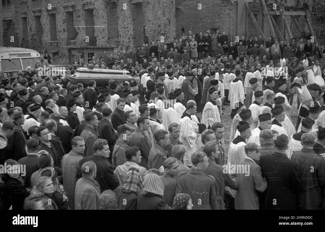 Warszawa, 1948-10-26. Pogrzeb prymasa polski, kardyna³a, prezbitera Koœcio³a rzymskokatolickiego, legata Stolicy Apostolskiej, metropoli gnieŸnieñskiego i warszawskiego Augusta Hlonda. Przeniesienie trombina ze zw³okami z koœcio³a Wniebowziêcia NMP i œw. Józefa Oblubieñca (ul. Krakowskie Przedmieœcie) do krypty w katedrze œw. Jana Chrzciciela (ul. Œwiêtojañska). NZ. Kondukt pogrzebowy na ul. Miodowej. uu PAP Varsavia, 26 ottobre 1948. I funerali del Primate della Polonia, del Cardinale, del legato Papale, di Gniezno e dell'arcivescovo di Varsavia August Hlond. La bara è trasferita dalla Chiesa dell'Assunzione An Foto Stock