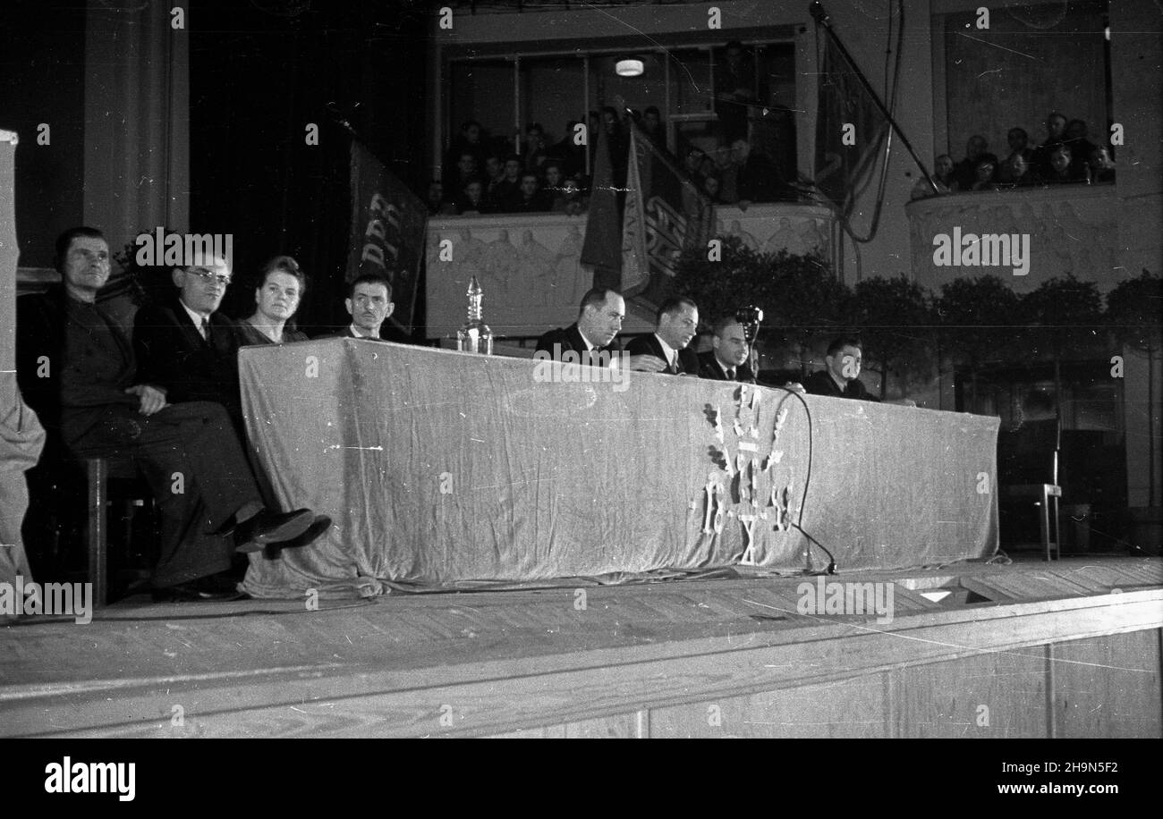 Warszawa, 1948-10-28. Œwiêto Narodowe Republiki Czechos³owackiej w trzydziest¹ rocznicê proklamacji niepodleg³oœci. Uroczysta akademia w sali teatru Roma, zorganizowana przez Komitet S³owiañski w Polsce i Towarzystwo PrzyjaŸni Polsko-Czechos³owackiej. m.in.: ambasador Czechos³owacji w Polsce Franciszek Pisek (5L), ministro komunikacji Jan Rabanowski (6L), wiceminister kultury i sztuki W³odzimierz Sokorski (7L). uu PAP Varsavia, 28 ottobre 1948. Giornata nazionale della Repubblica di Cecoslovacchia in occasione del 30th° anniversario della proclamazione dell'indipendenza. Una cerimonia alla Roma Foto Stock