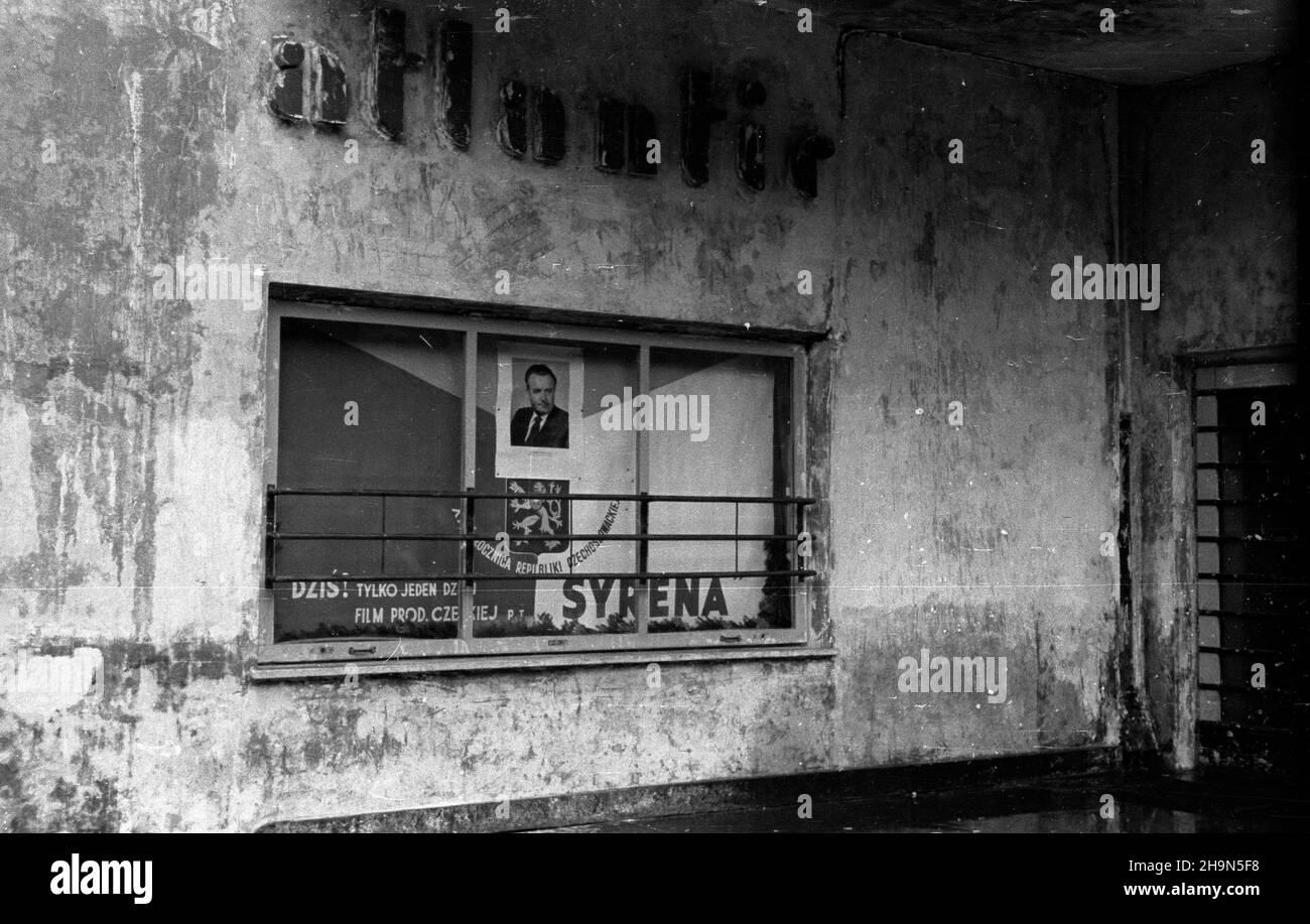 Warszawa, 1948-10-28. Z okazji Œwiêta Narodowego Republiki Czechos³owackiej w trzydziest¹ rocznicê proklamacji, niepodleg³oœci w kinie Atlantic wyœwietlono film produkcji czechos³owackiej pt. Syrena. W witrynie zdjêcie prezydenta Klemensa Gottwalda. uu PAP Varsavia, 28 ottobre 1948. Uno spettacolo del film cecoslovacco intitolato la Sirenetta nel cinema Atlantico nella Giornata Nazionale della Repubblica Cecoslovacca e il 30th anniversario della proclamazione dell'indipendenza. Nella finestra il picured del presidente Klemens Gottwald. uu PAP Foto Stock