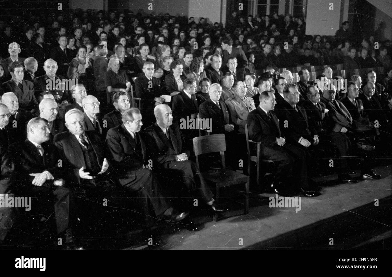 Warszawa, 1948-10-28. Œwiêto Narodowe Republiki Czechos³owackiej w trzydziest¹ rocznicê proklamacji niepodleg³oœci. Uroczysta akademia w sali teatru Roma, zorganizowana przez Komitet S³owiañski w Polsce i Towarzystwo PrzyjaŸni Polsko-Czechos³owackiej. w pierwszym rzêdzie, od lewej: ministro pracy i opieki spo³ecznej Kazimierz Rusinek, Ministro rolnittwa i runnych Jan D¹b-Kocio³, primo ministro Antonii Korzycki, primo ministro Józef Cyrankiewicz, ambasador Czechos³owacji w Polsce Franciszek Pisek, ambasador ZSRR Wiktor robiev, ambiador Jugos³awii Robiev Ion Robiev Foto Stock