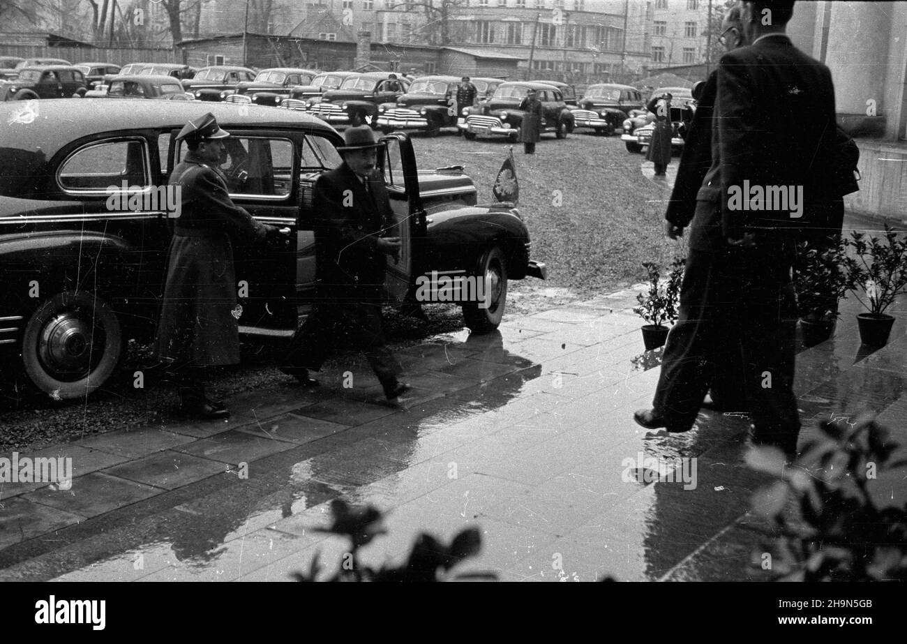 Warszawa, 1948-10-28. Otwarcie jesiennej sesji Sejmu Ustawodawczego. Czterdzieste ósme posiedzenie Sejmu poœwiêcone rz¹dowemu projektowi ustawy o planie gospodarczym w s³u¿bie zdrowia. Przybycie prezydenta RP Boles³awa Bieruta, prezydenta witaj¹ wicemarsza³kowie Sejmu Roman Zambroski (1P) i Wac³aw Barcikowski (2P). uu PAP Varsavia, 28 ottobre 1948. L'apertura della sessione autunnale del Sejm legislativo. La seduta del Sejm del 48th che discute di un disegno di legge del governo sul piano economico nell'assistenza sanitaria. Nella foto: Arriva il Presidente Boleslaw Bierut, il presidente viene accolto dai Vice relatori R Sejm Foto Stock