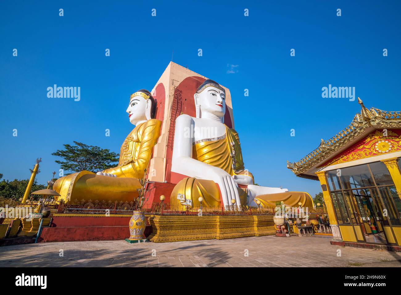 Quattro facce di Buddha a Kyaikpun Buddha a Bago, Myanmar Foto Stock
