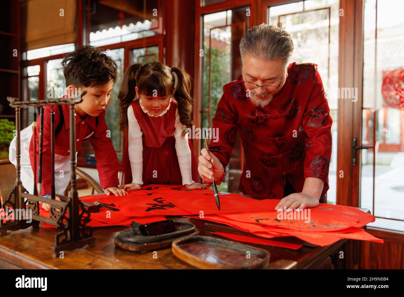 Tra tre persone insieme per scrivere coppie Spring Festival Foto Stock