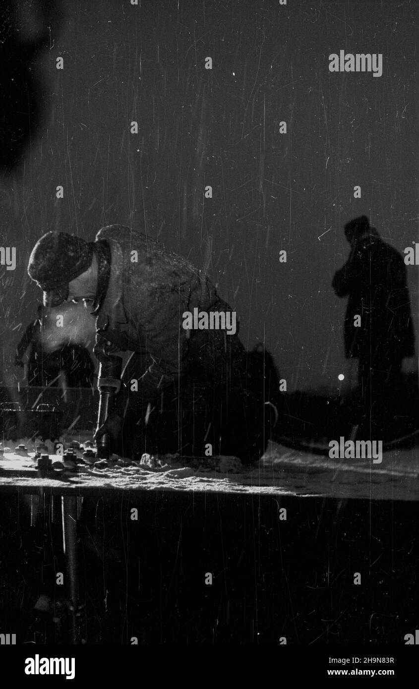 Warszawa, 1948-11. Budowa mostu Œl¹sko-D¹browskiego. NZ. Nitowanie na gor¹co elementów konstrukcji mostu, przy pomocy nitownicy elektrycznej. Dok³adny dzieñ wydarzenia nieustalony. bk PAP Varsavia, 11 novembre 1948. La costruzione del ponte Slasko-Dabrowski. Nella foto: Rivettatura di elementi di costruzione del ponte. bk PAP Foto Stock