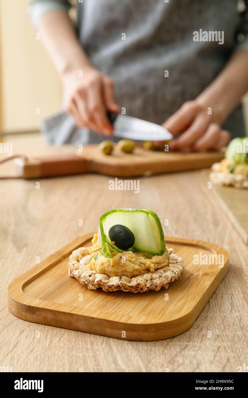Cracker di riso con delizioso hummus sul tavolo, primo piano Foto Stock