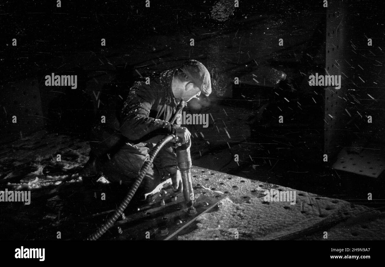 Warszawa, 1948-11. Budowa mostu Œl¹sko-D¹browskiego. NZ. Nitowanie na gor¹co elementów konstrukcji mostu, przy pomocy nitownicy elektrycznej. Dok³adny dzieñ wydarzenia nieustalony. bk PAP Varsavia, 11 novembre 1948. La costruzione del ponte Slasko-Dabrowski. Nella foto: Rivettatura di elementi di costruzione del ponte. bk PAP Foto Stock