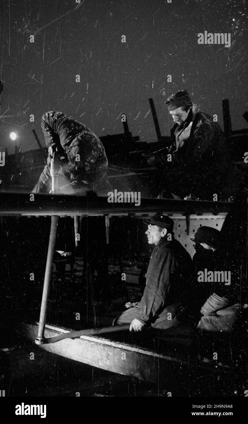 Warszawa, 1948-11. Budowa mostu Œl¹sko-D¹browskiego. NZ. Nitowanie na gor¹co elementów konstrukcji mostu, przy pomocy nitownicy elektrycznej. Dok³adny dzieñ wydarzenia nieustalony. bk PAP Varsavia, 11 novembre 1948. La costruzione del ponte Slasko-Dabrowski. Nella foto: Rivettatura di elementi di costruzione del ponte. bk PAP Foto Stock