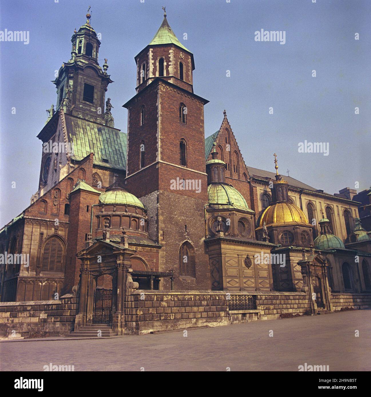 Kraków 02,1984. Katedra na Wawelu pw. Œwiêtych Stanis³awa i Wac³awa, otoczona wieñcem kaplic, z prawej renesansowa kaplica pw. Wniebowziêcia NMP (Zygmuntowska), obok kaplica pw. Niepokalanego Poczêcia NMP (Wazów). js PAP/Jerzy Ochoñski Dok³adny dzieñ wydarzenia nieustalony. Cracovia, Polonia, febbraio 1984. La Cattedrale reale di Wawel di San Stanislao e Venceslao. Sulla destra la Cappella rinascimentale di Sigismund con la cupola dorata e la Cappella di Wasa in Wawel Hill a Cracovia.PAP/JERZY OCHONSKI Foto Stock