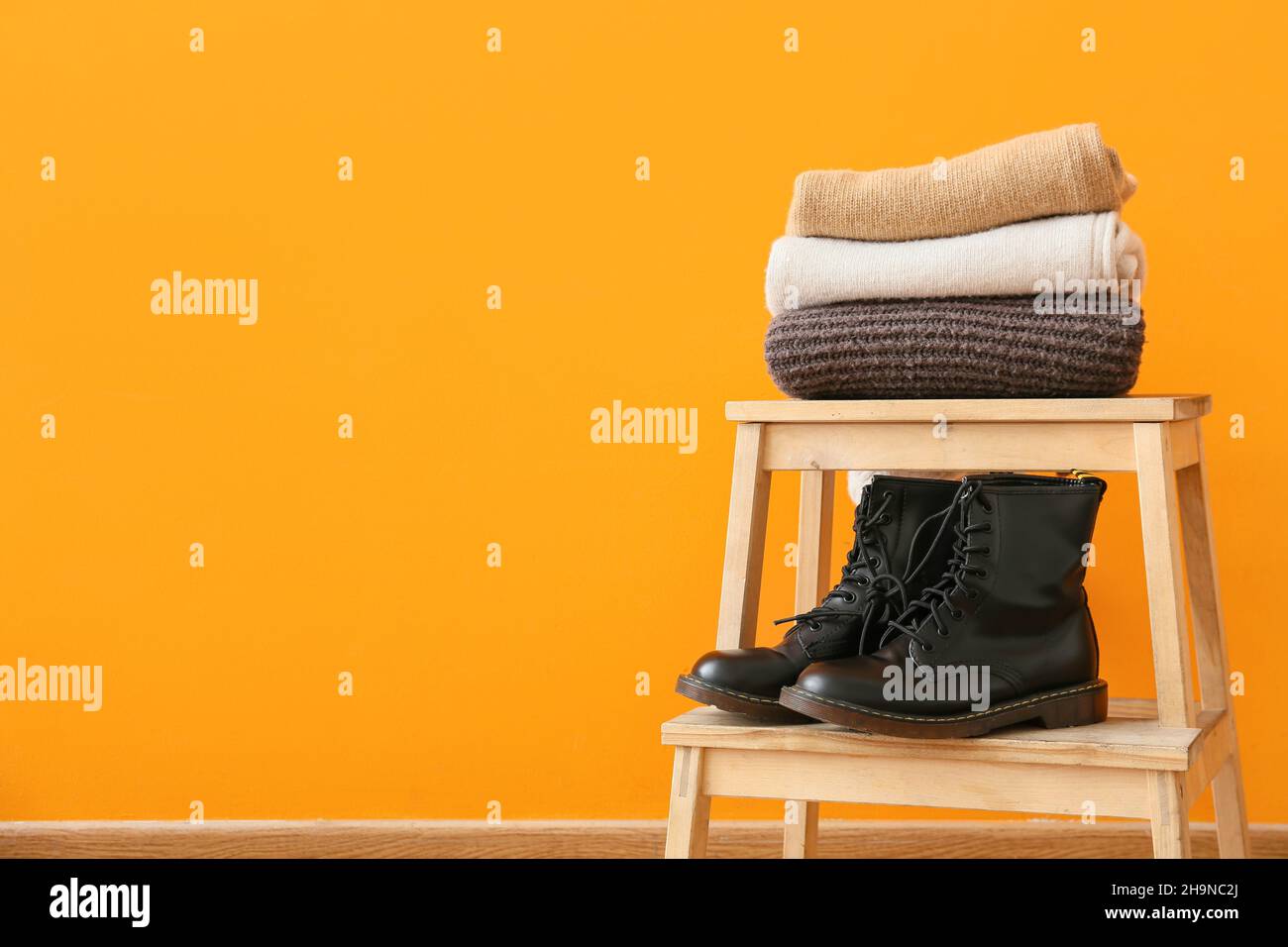 Eleganti abiti invernali sulla scala a gradini in camera Foto Stock