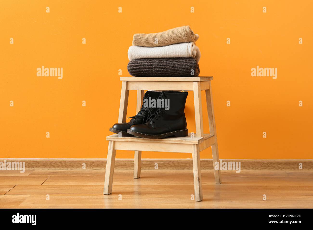 Eleganti abiti invernali sulla scala a gradini in camera Foto Stock