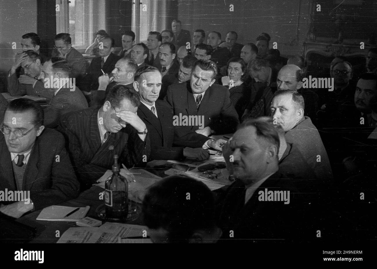 Warszawa, 1948-11-03. Wspólne posiedzenie Komitetów Centralnych Polskiej Partii Robotniczej i Polskiej Partii Socjalistycznej, na którym postanowiono zwo³aæ Kongres Zjednozeniowy obu partii na dzieñ 8 grudnia 1948 r. oraz omówiono przeprowadzon¹ na szczeblu lokalnym akcjê weryfikacji cz³onków obu organizji. No. w centrum: Podsekretarz stanu w Ministerstwie Przemys³u i Handlu Eugeniusz Szyr (2L, twarz przys³oniêta d³oni¹), genera³ broni W³adys³aw Korczyc (3L), wiceminister obrony narodowej Piotr Jaroszewicz (4L). uu PAP Varsavia, 3 novembre 1948. Una seduta congiunta dei Comitati centrali di Pol Foto Stock